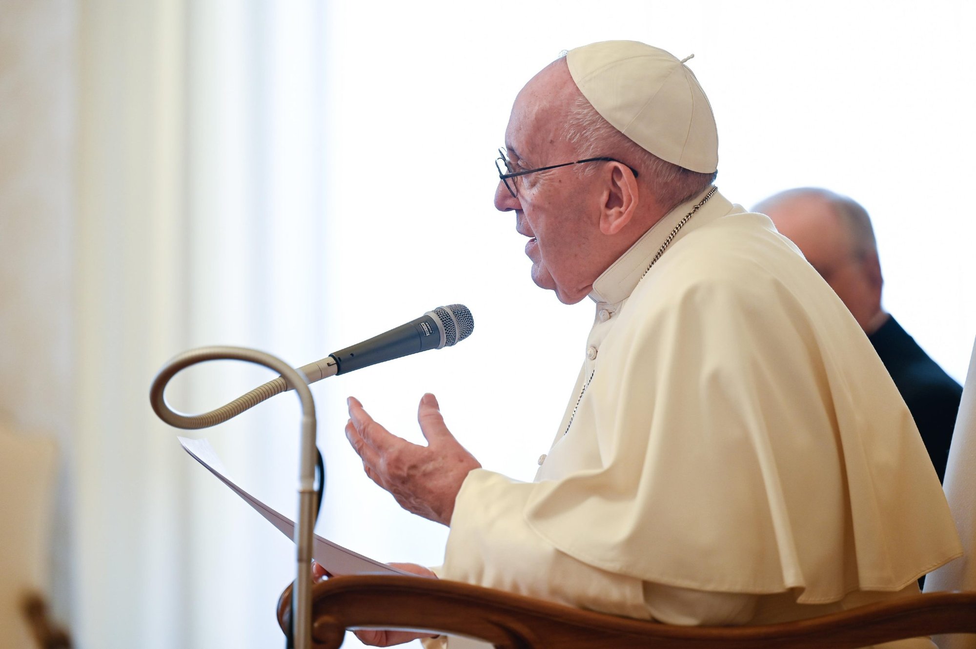 El papa Francisco dirige su audiencia general desde la biblioteca del Palacio Apostólico en el Vaticano el 7 de abril de 2021. (Foto CNS/Vatican Media)