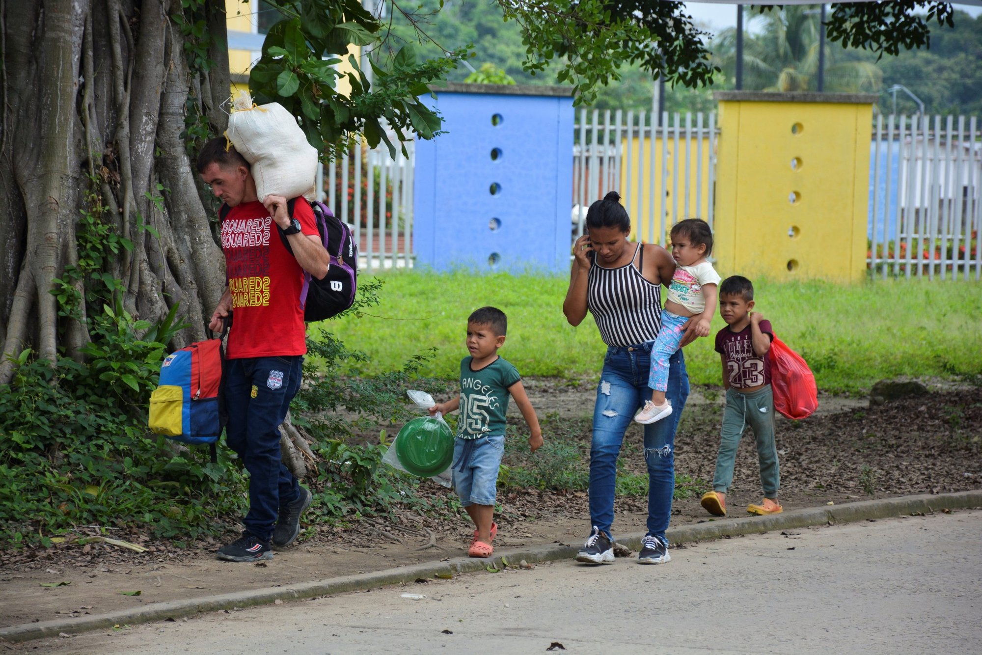Refugiados venezolanos caminan por una calle en Arauquita, Colombia, el 5 de abril de 2021 tras huir de su país debido a una ofensiva militar. Grupos de iglesias en Colombia se están movilizando para apoyar a miles de refugiados venezolanos que recientemente huyeron de una ofensiva militar y ahora están atrapados en la remota ciudad fronteriza colombiana. (Foto CNS/Reuters)