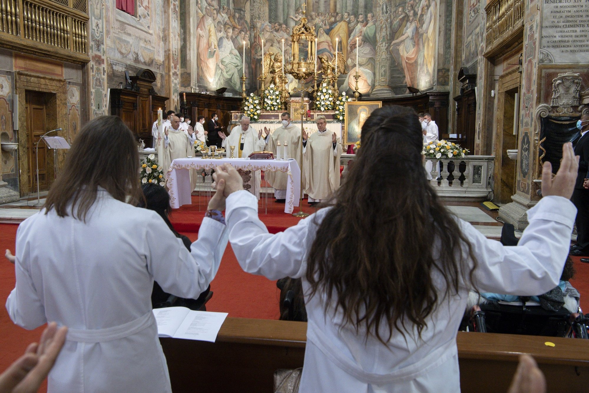 El Papa Francisco celebra la Misa por la Divina Misericordia el Domingo en la Iglesia del Espíritu Santo cerca del Vaticano en Roma el 11 de abril de 2021. (Foto CNS/Medios Vaticanos)