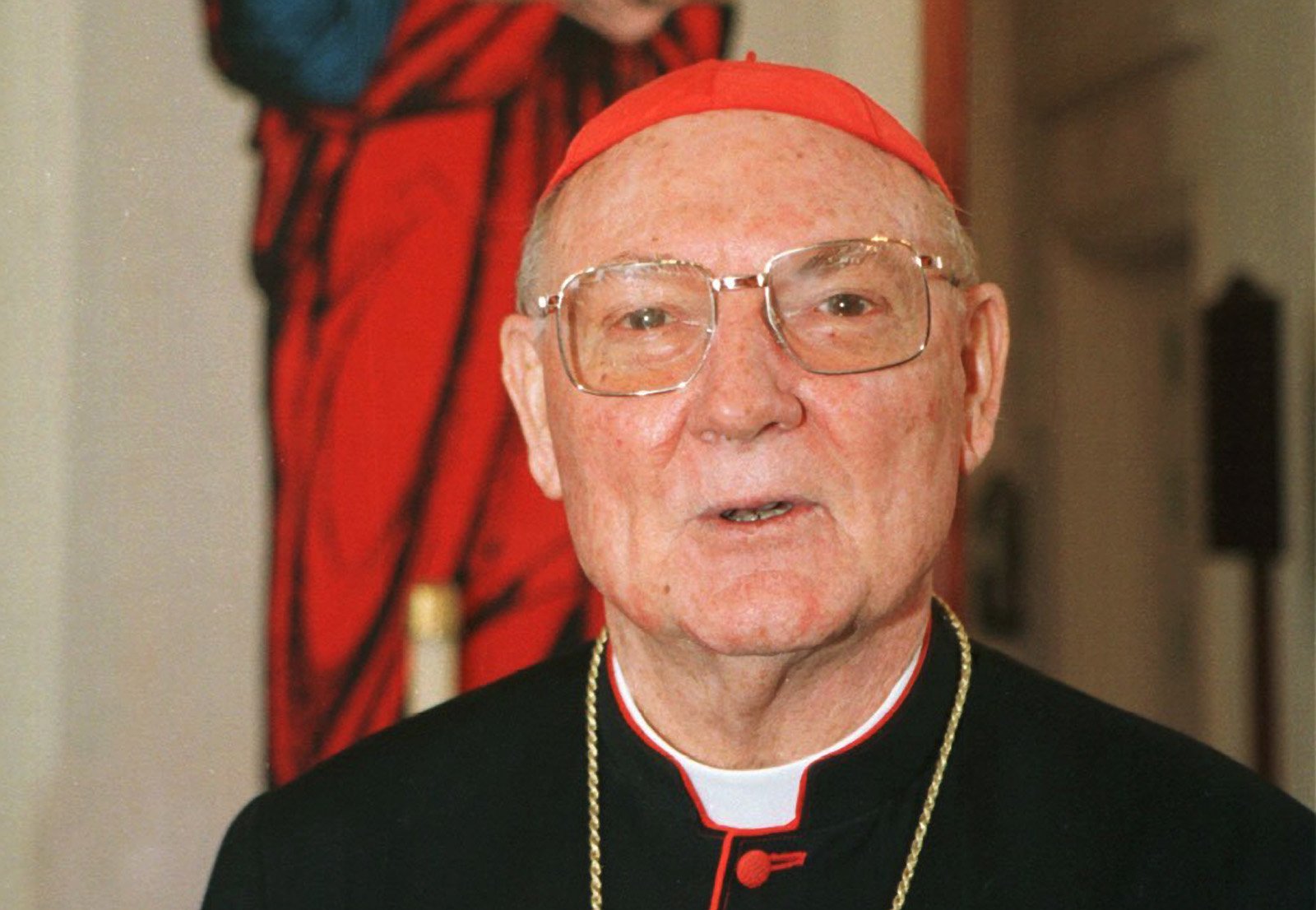 El cardenal australiano Edward I. Cassidy, entonces presidente del Consejo Pontificio para la Promoción de la Unidad De los Cristianos, aparece en Washington el 15 de junio de 1998. El cardenal Cassidy murió el 10 de abril de 2021 en Newcastle, Australia, a la edad de 96 años. (Foto CNS/Nancy Wiechec)