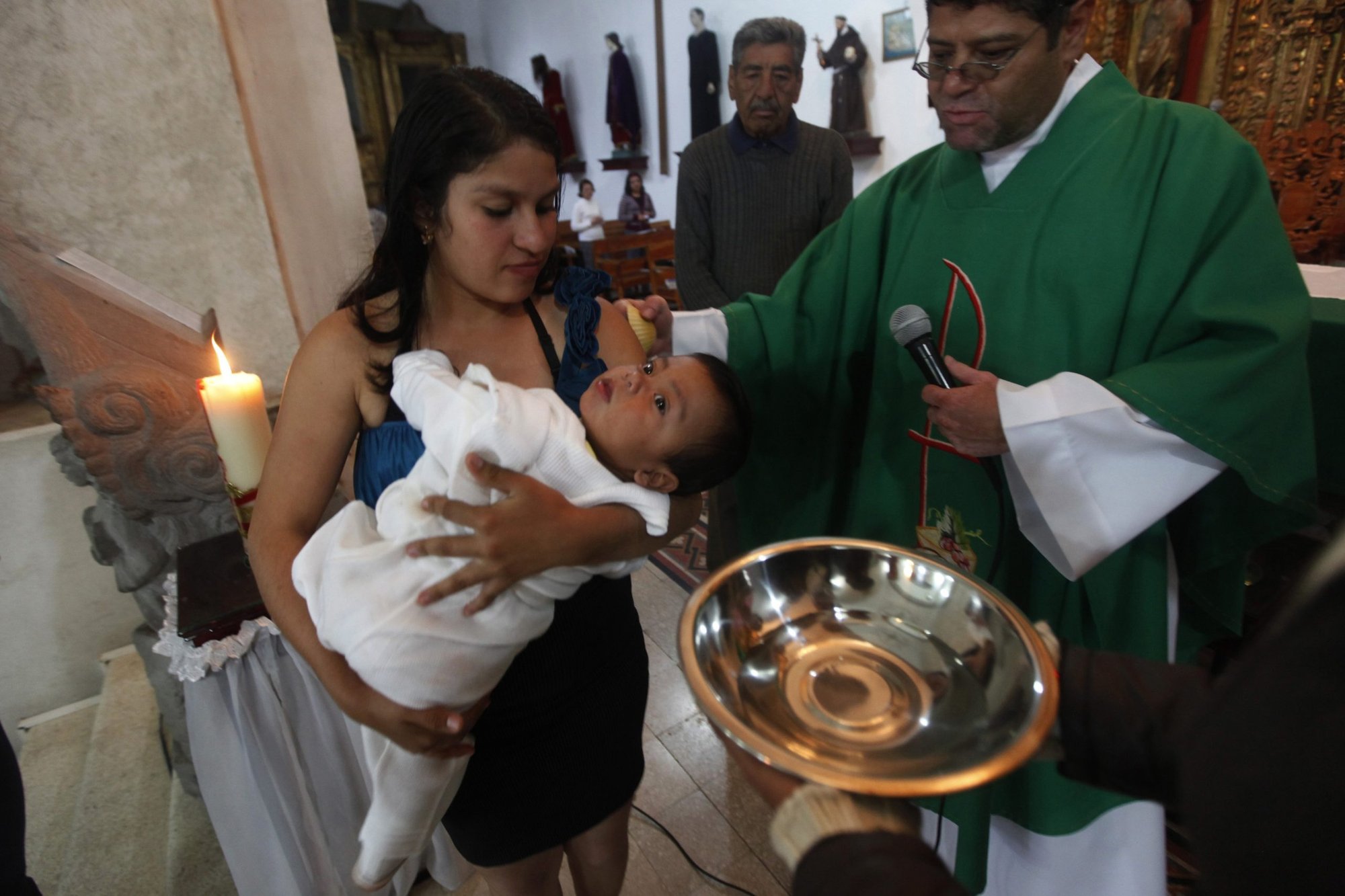Un niño es fotografiado siendo bautizado en una iglesia en la Ciudad de México. El nuncio apostólico de México ha advertido a los obispos del país que "miren la realidad a los ojos" a medida que aumenta la población no católica del país y los mexicanos se identifican cada vez más como no religiosos. (Foto CNS/Edgard Garrido, Reuters)