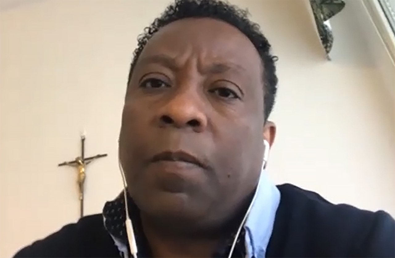Solomon Tesfay, un nativo de Eritrea que llegó a Suecia en 2014, es fotografiado en Estocolmo durante una entrevista con el Servicio de Noticias Católicas el 22 de abril de 2021. Aunque a Tesfay se le concedió asilo político, los recientes cambios en las leyes de inmigración le están dificultando el traslado de su familia de Eritrea a Suecia. (Foto CNS/foto CNS/Vídeo zoom)