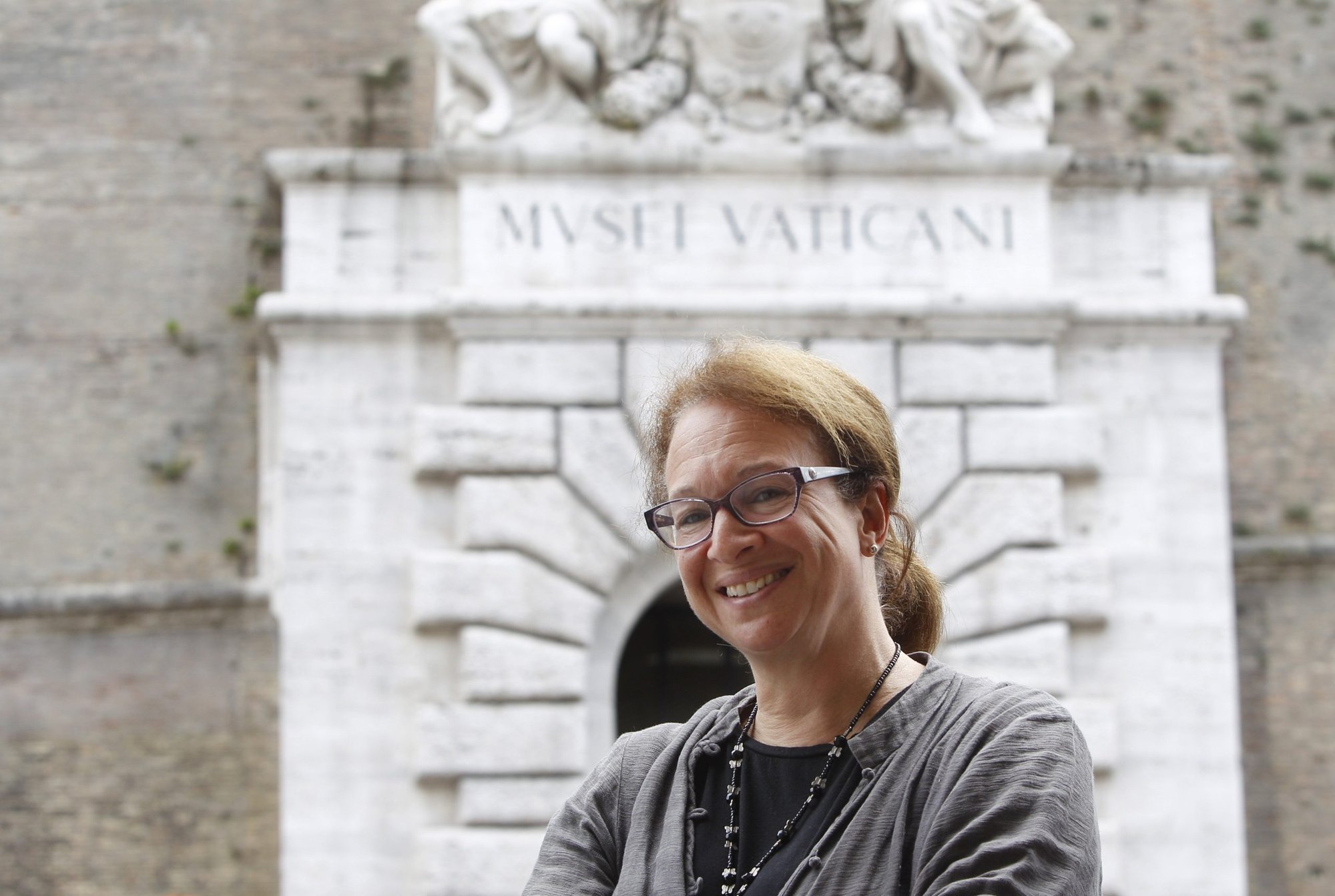 En esta foto de archivo se puede ver a la historiadora de arte Elizabeth Lev en el exterior de los Museos Vaticanos en Roma el 16 de mayo de 2018. El confinamiento para luchar contra el COVID-19 en Italia, impulsó a Lev y a algunos colegas a crear la Galería de los Maestros de Roma, que ofrece recorridos virtuales y conferencias en internet sobre arte, arquitectura e historia de la iglesia. (Foto CNS/Robert Duncan)