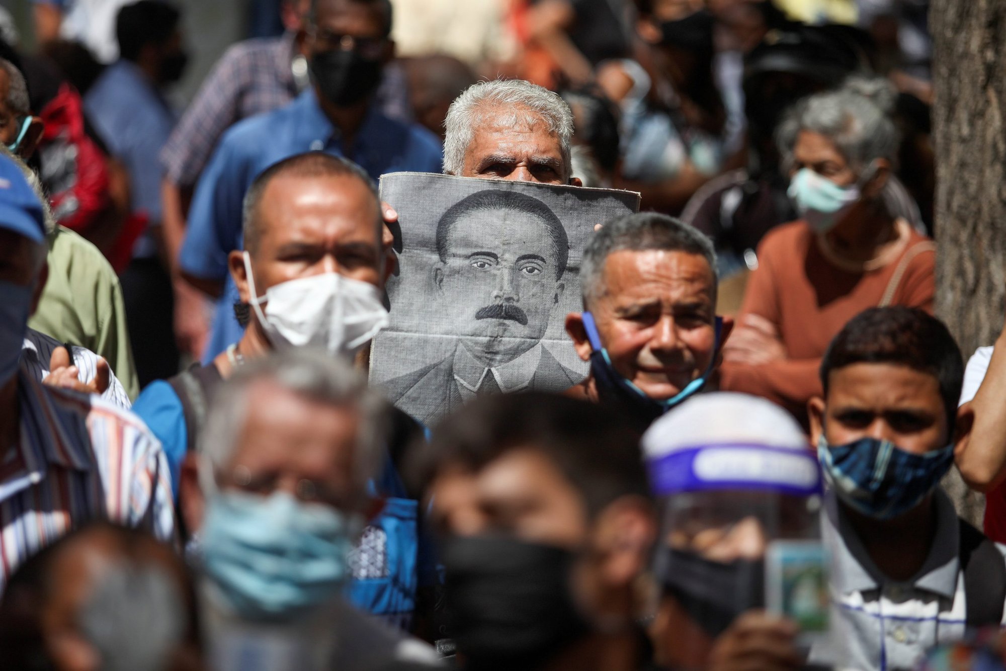 La gente se reúne fuera de la iglesia en Caracas, Venezuela, donde descansan los restos de José Gregorio Hernández Cisneros, 26 de octubre de 2020. Hernández, un médico venezolano conocido por tratar gratuitamente a cientos de pacientes pobres y que murió en 1919, fue declarad beato el 30 de abril. (Foto CNS/Fausto Torrealba, Reuters)