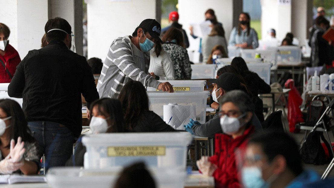 Un hombre vota en el referéndum sobre una nueva Constitución, Santiago, Chile, 25 de octubre de 2020. (Ivan Alvarado/Reuters)