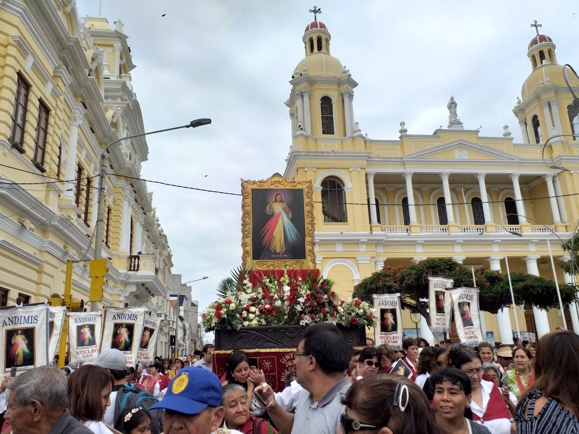 Procesión en le dia de la Divina Misericordia en Perú/ Crédito Cathopic 