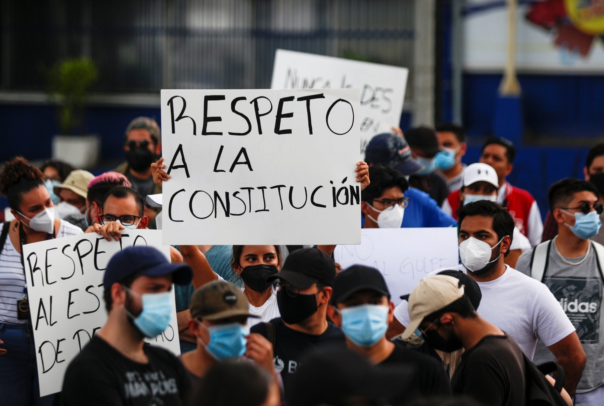 Estudiantes y otros salvadoreños piden "Respeto a la constitución" en San Salvador, El Salvador, el 2 de mayo de 2021, mientras protestan por la destitución de magistrados de la Sala de lo Constitucional y el fiscal general por parte de la nueva asamblea legislativa salvadoreña.(Foto CNS/José Cabezas, Reuters)