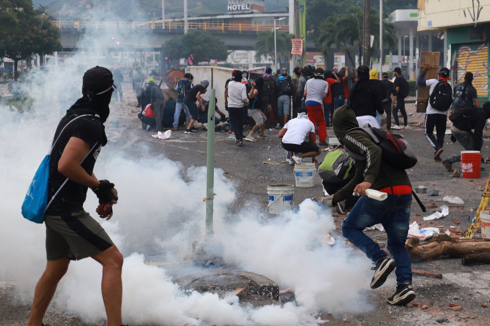 Manifestantes chocan con miembros de las fuerzas de seguridad durante una protesta contra la pobreza y la violencia policial en Bogotá, Colombia, el 3 de mayo de 2021. El presidente colombiano Iván Duque dijo que el gobierno está listo para el diálogo nacional después de días de protestas que provocaron más de 20 muertos y preocupación internacional por el uso excesivo de la fuerza por parte de la policía. (Foto CNS/Juan Bautista, Reuters)