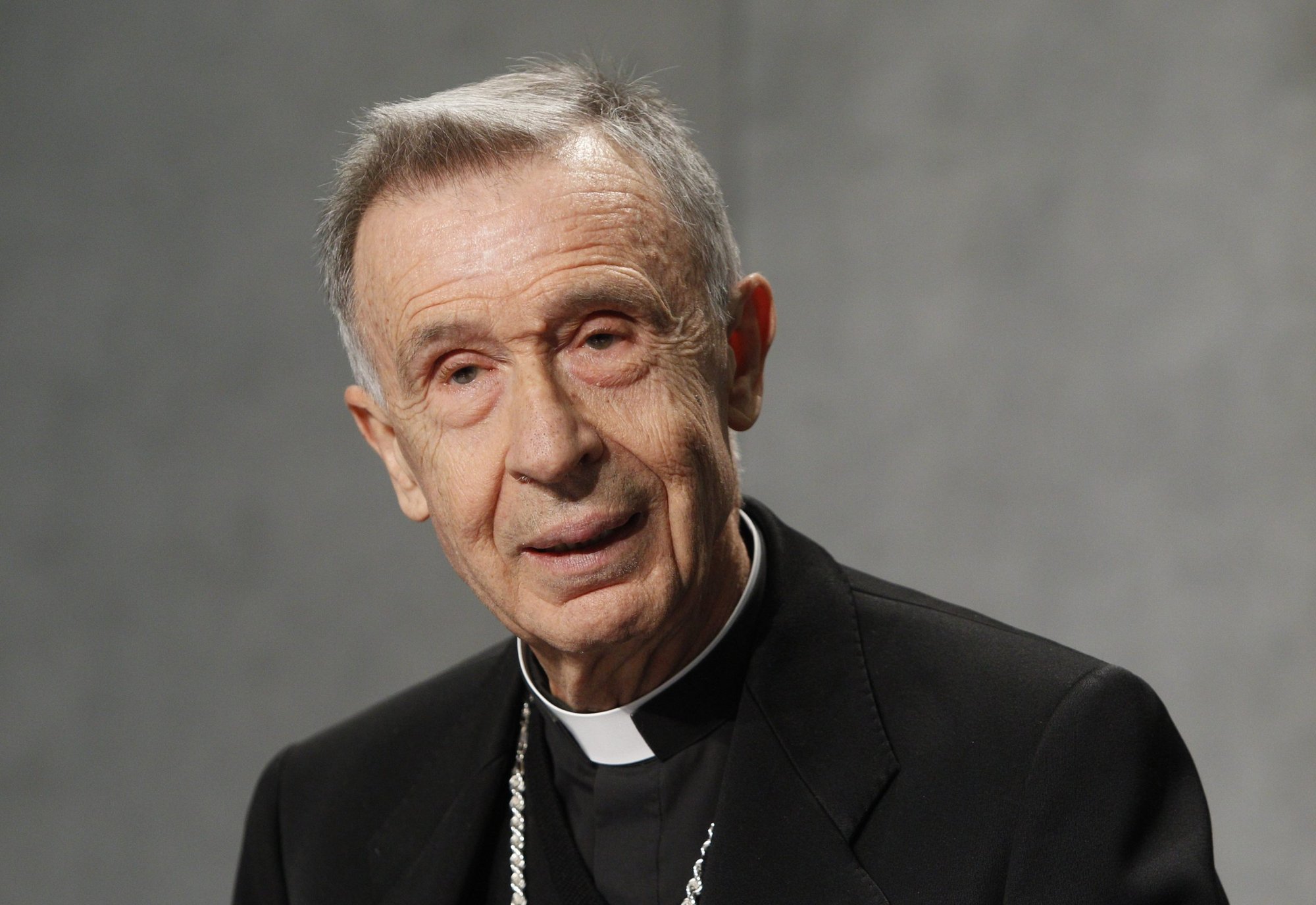 El cardenal Luis Ladaria, prefecto de la Congregación para la Doctrina de la Fe, habla durante una conferencia de prensa en el Vaticano en esta foto de archivo del 1 de marzo de 2018. En una carta del 7 de mayo de 2021, el cardenal Ladaria advirtió a los obispos estadounidenses sobre la implementación de una política nacional sobre la comunión para los políticos que apoyan "el aborto, la eutanasia u otros males morales". (Foto CNS/Paul Haring)