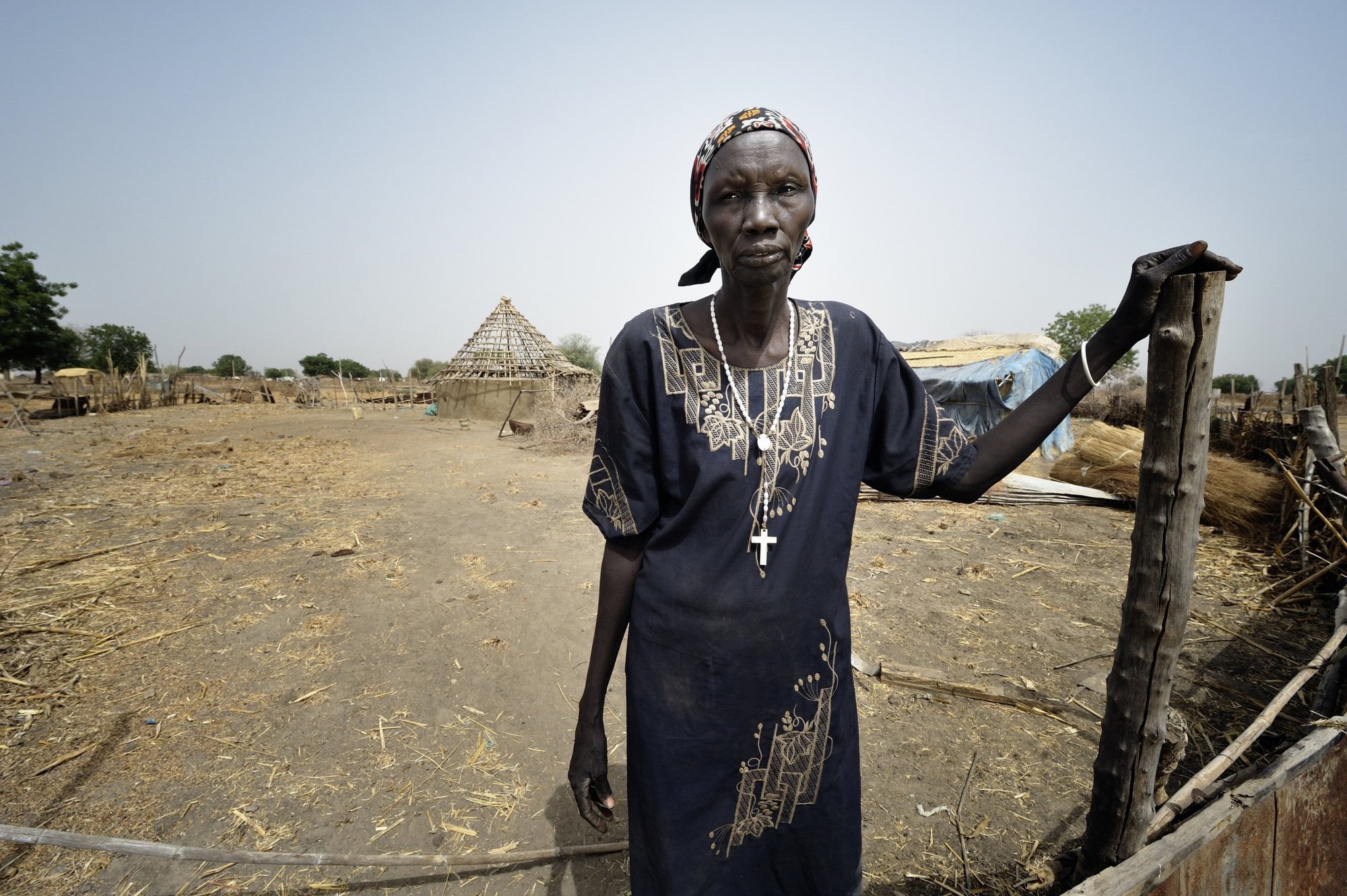 Bruna Maloal, una catequista católica de 63 años, se para frente a la puerta de su casa en Abyei, a lo largo de la frontera entre Sudán y Sudán del Sur, en esta foto de archivo del 27 de febrero de 2013. En un documento publicado el 11 de mayo de 2021, el papa Francisco instituyó el "ministerio de catequista." (Foto CNS/Paul Jeffrey)