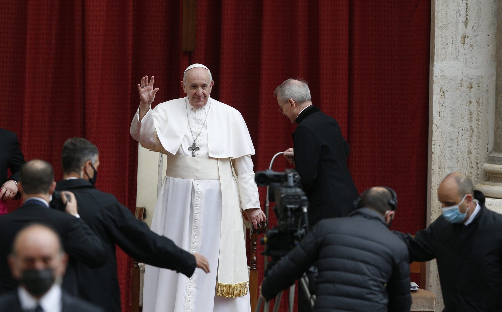 El papa Francisco saluda a la multitud al comienzo de su audiencia general en el patio de San Dámaso del Palacio Apostólico en el Vaticano el 19 de mayo de 2021 (Foto CNS photo/Paul Haring)