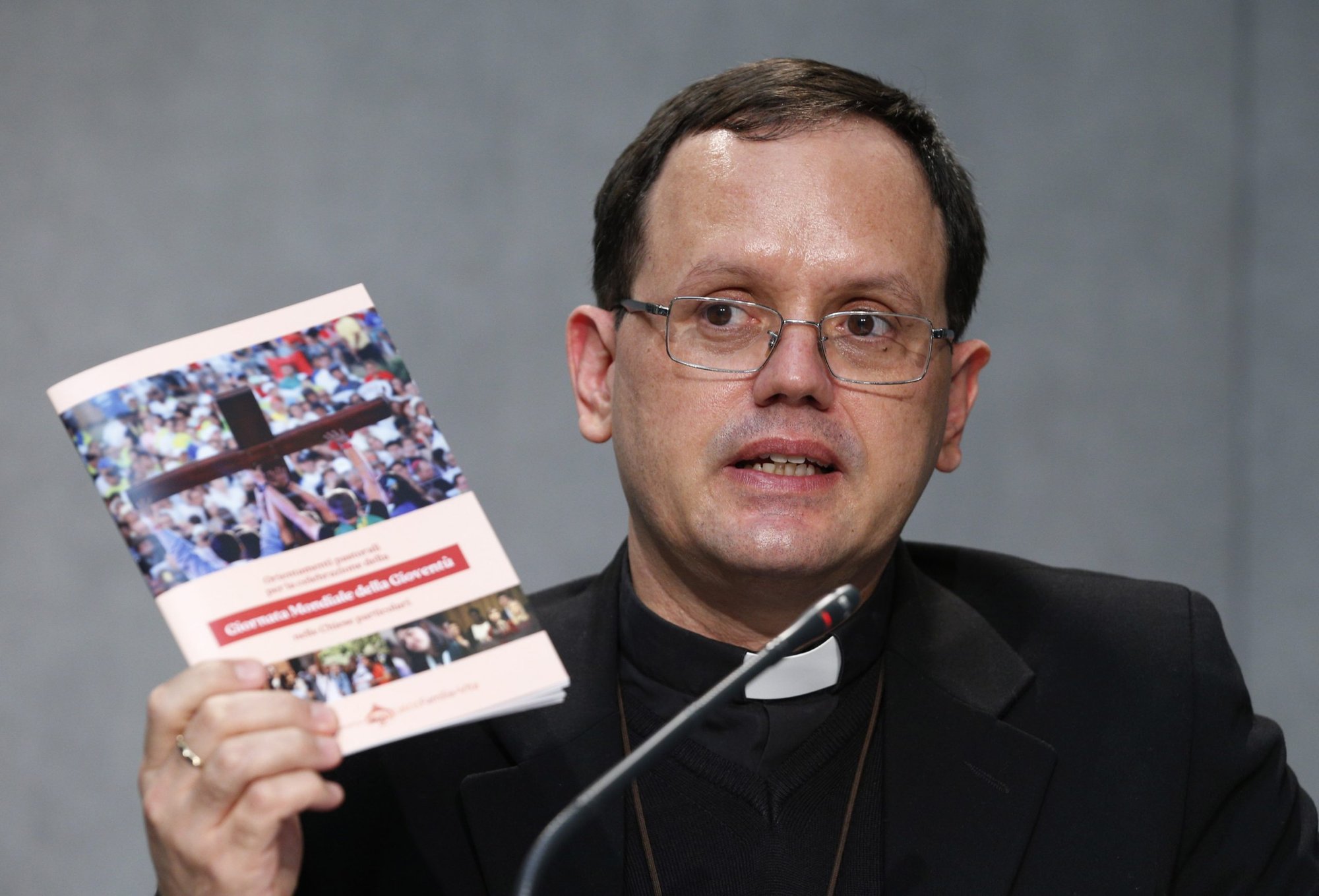 El padre João Chagas, jefe de la Oficina de la Juventud del Dicasterio para los Laicos, la Familia y la Vida, muestra un documento del Vaticano sobre la Jornada Mundial de la Juventud mientras habla durante una conferencia de prensa en el Vaticano el 18 de mayo de 2021. Un grupo discutió la publicación de un documento del Vaticano con directrices pastorales para la celebración de la Jornada Mundial de la Juventud en diócesis locales. (Foto CNS/Paul Haring)
