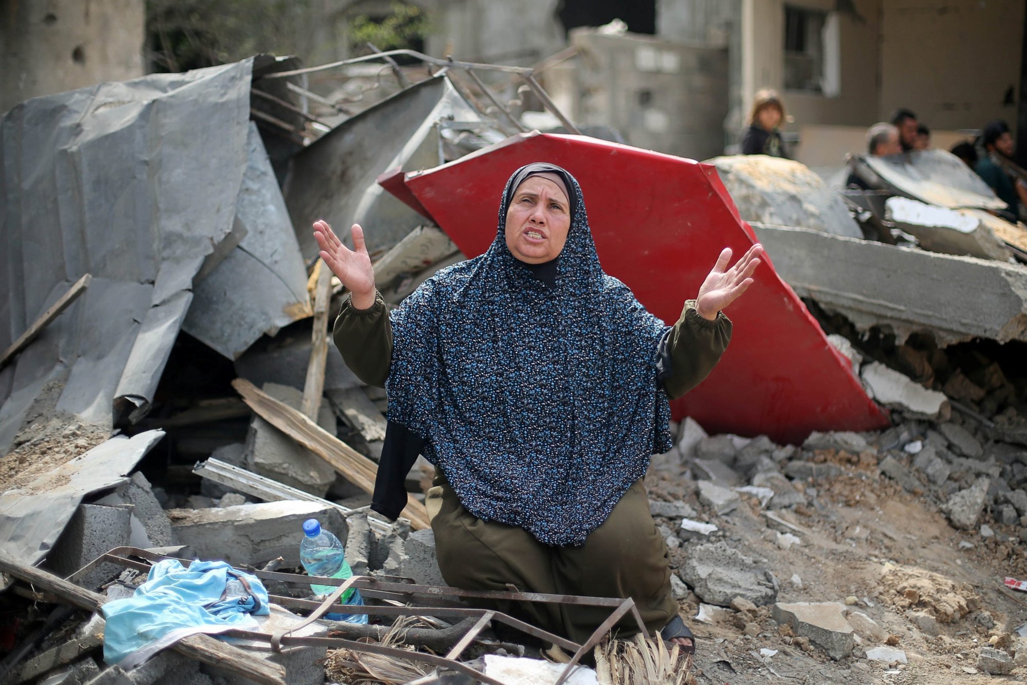 Una mujer palestina reacciona después de regresar a su casa destruida en Gaza el 21 de mayo de 2021 tras una tregua entre Israel y Hamas. La tregua del 21 de mayo se anunció después de una semana de ataques que se cobraron cientos de vidas. (Foto CNS/Ibraheem Abu Mustafa, Reuters)
