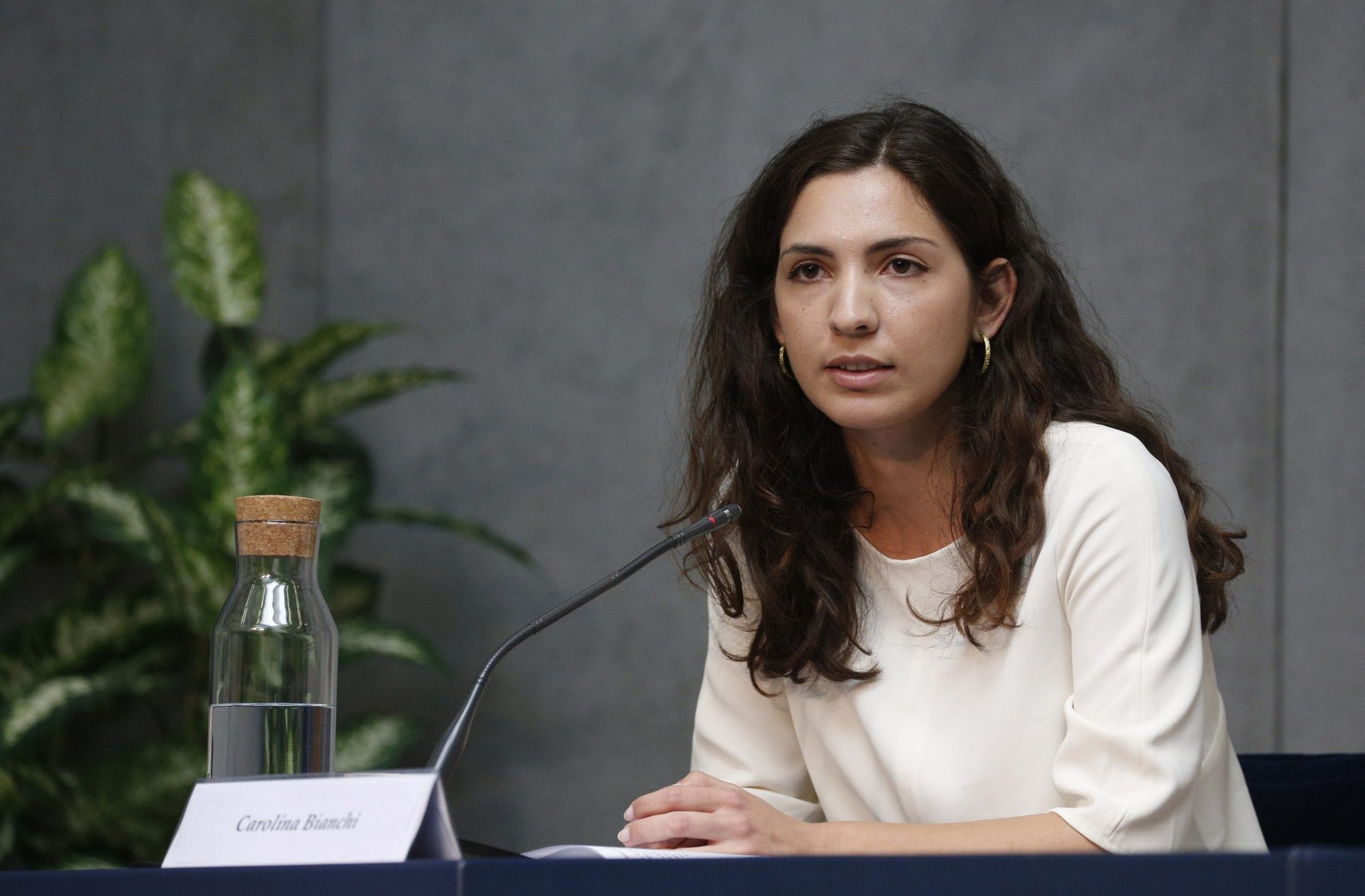 Carolina Bianchi, que trabaja con el Movimiento Climático Católico Global, asiste a una conferencia de prensa para dar a conocer una nueva plataforma de acción basada en la encíclica del Papa Francisco de 2015, Laudato Si', en el Vaticano el 25 de mayo de 2021. El Dicasterio Vaticano para la Promoción del Desarrollo Humano Integral ayudó a cerrar el año especial dedicado a Laudato Si' al dar a conocer iniciativas para promover el mensaje y la acción concreta que exige la encíclica. (Foto CNS/Paul Haring)