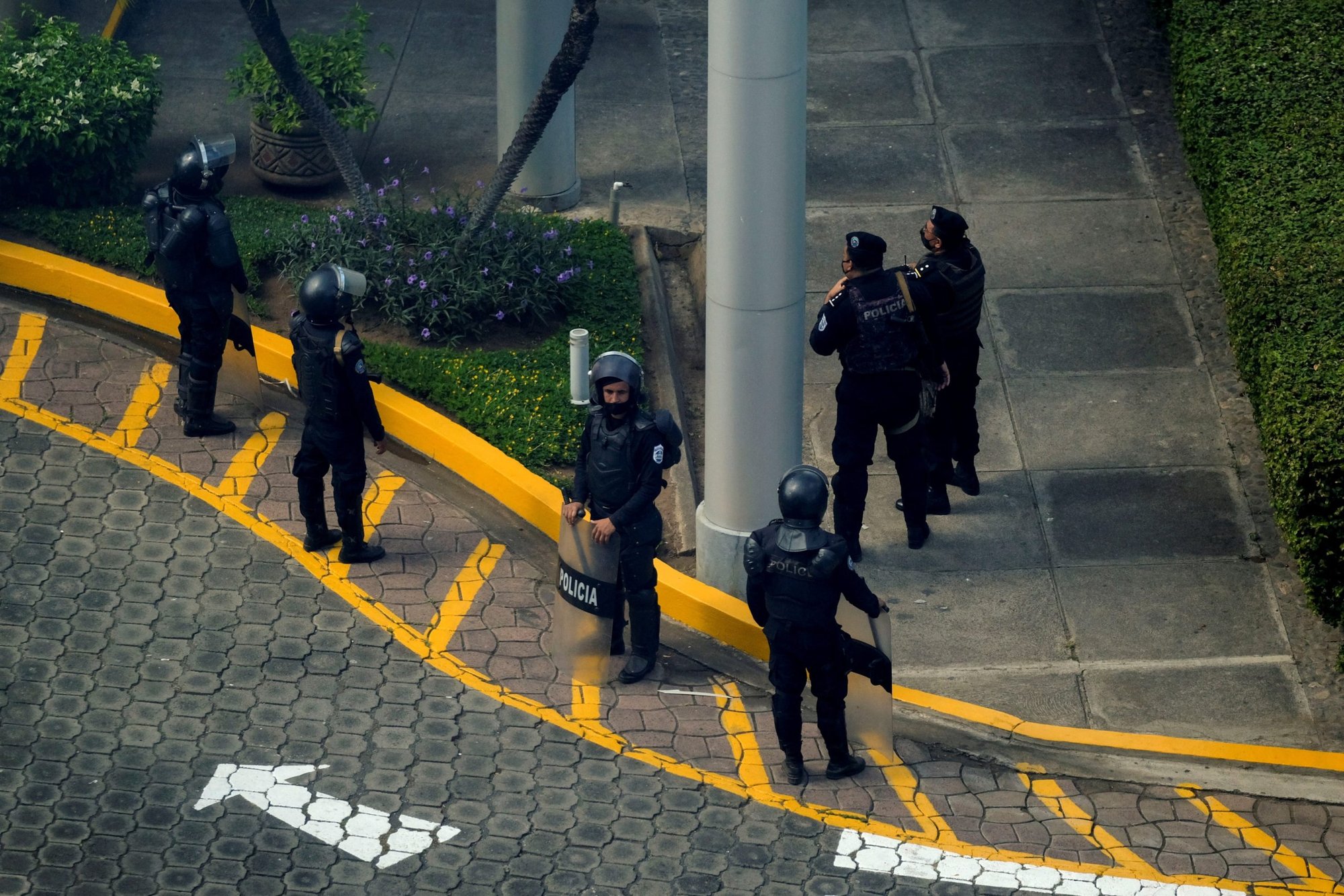 Fuerzas de seguridad nicaragüenses vigilan afuera del edificio Invercasa mientras allanan la oficina del medio de comunicación independiente Confidencial en Managua, Nicaragua, el 20 de mayo de 2021 (Foto CNS/Carlos Herrera, Reuters)
