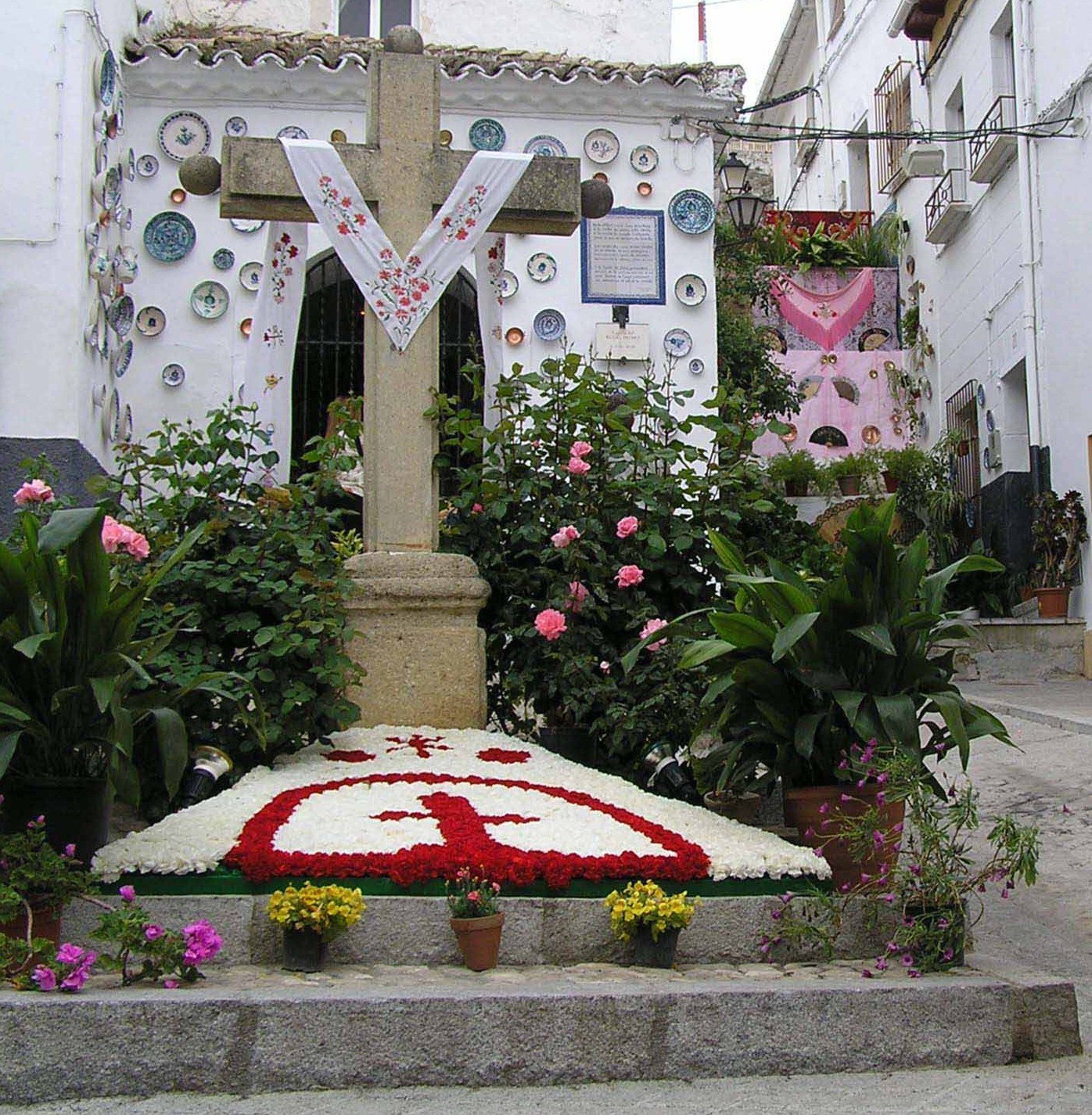 Cruz decorada Alcalá la Real, España. Foto Wikipedia