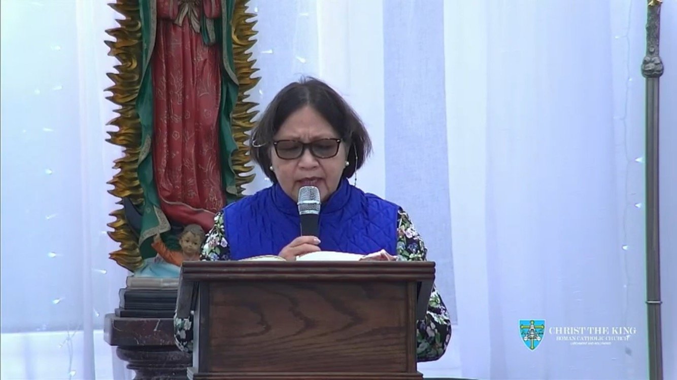 Un feligrés de Cristo Rey proclama una lectura de San Pablo a los romanos en el servicio de oración del Día 2 de "Unidos juntos en oración – Novena para la prevención y curación del abuso infantil" el 23 de abril.