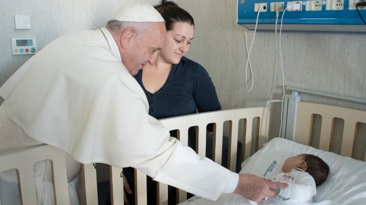 El Papa visita a un recien nacido. Foto Vatican Media