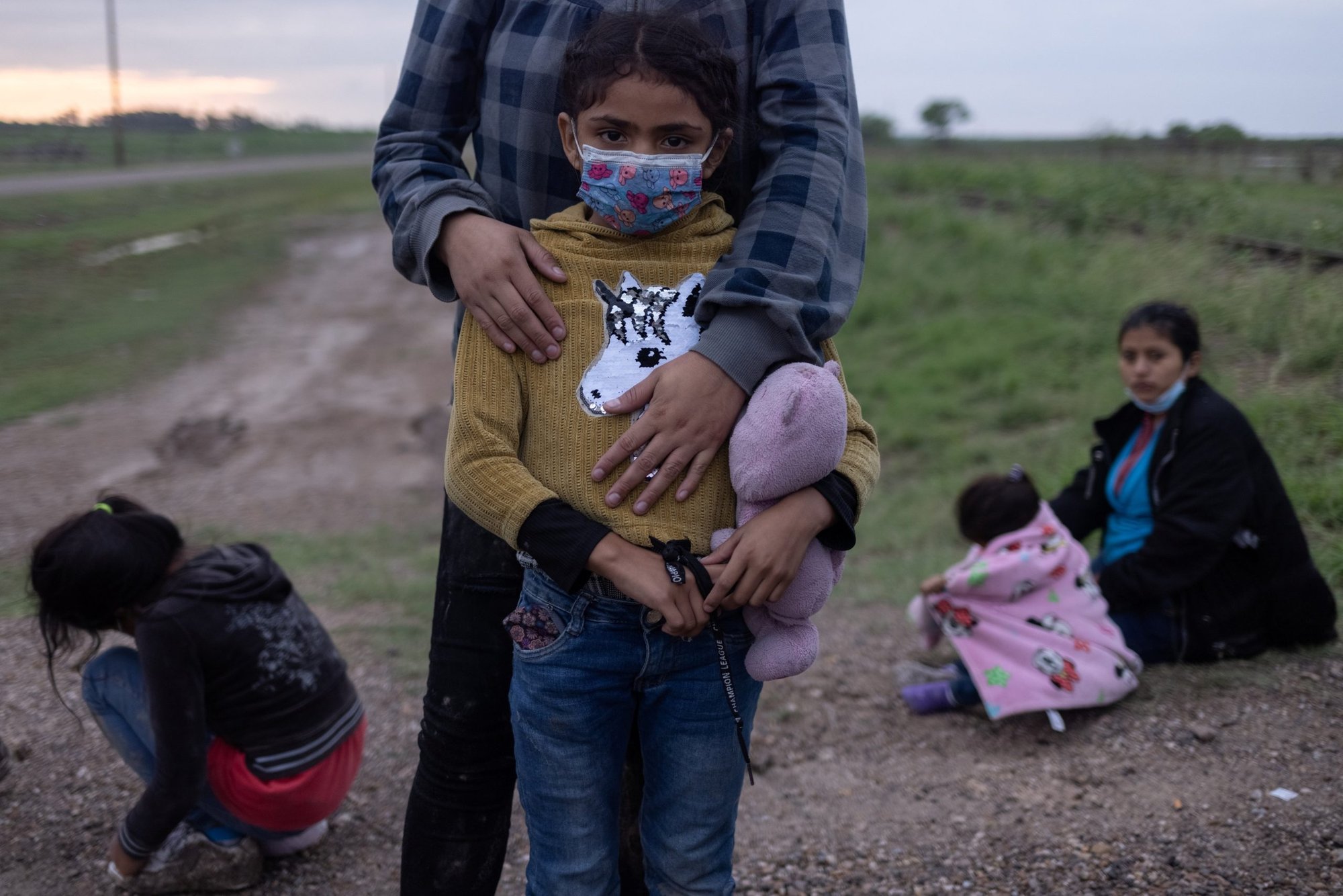 Una familia migrante de Honduras que busca asilo en los EE.UU. espera ser transportada a una instalación de procesamiento de la Patrulla Fronteriza después de cruzar el río Bravo hacia La Joya, Texas, el 13 de mayo de 2021. Miembros de la Conferencia de Obispos Católicos de Estados Unidos (USCCB) participaran una reunión de emergencia con prelados de Centroamérica y representantes del Vaticano el 1 y 2 de junio en Chicago, para establecer una vía para la respuesta de la iglesia estadounidense a la inmigración. (Foto CNS/Adrees Latif, Reuters)