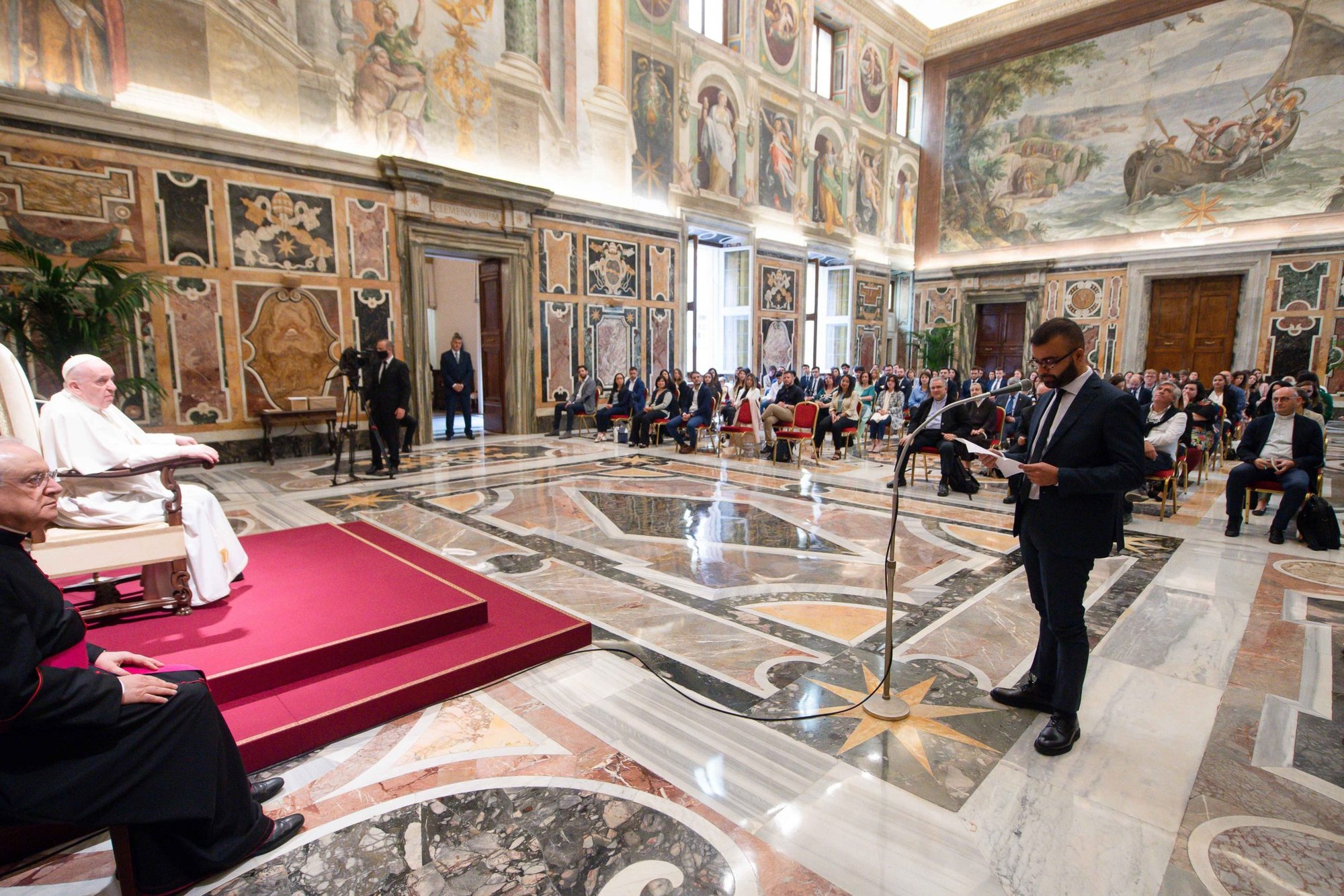 El papa Francisco participa en una audiencia con representantes de "Progetto Policoro", una iniciativa de empleo de la conferencia de obispos italianos, en el Vaticano el 5 de junio de 2021. La iniciativa ayuda a los jóvenes, principalmente en el sur de Italia, a encontrar trabajo. (Foto CNS/Vatican Media)