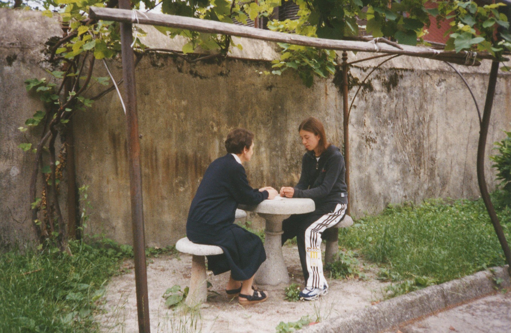 La hermana María Laura Mainetti, de la Congregación de las Hijas de la Cruz, fue asesinada en 2000 en Chiavenna, Italia, por tres adolescentes que querían realizar un sacrificio satánico. La hermana Mainetti fue beatificada como mártir el 6 de junio en la ciudad del norte de Italia donde sirvió y murió. Aparece en esta foto sin fecha con una joven no identificada. (Foto CNS/Cortesa del Consorzio Turistico Valchiavenna)