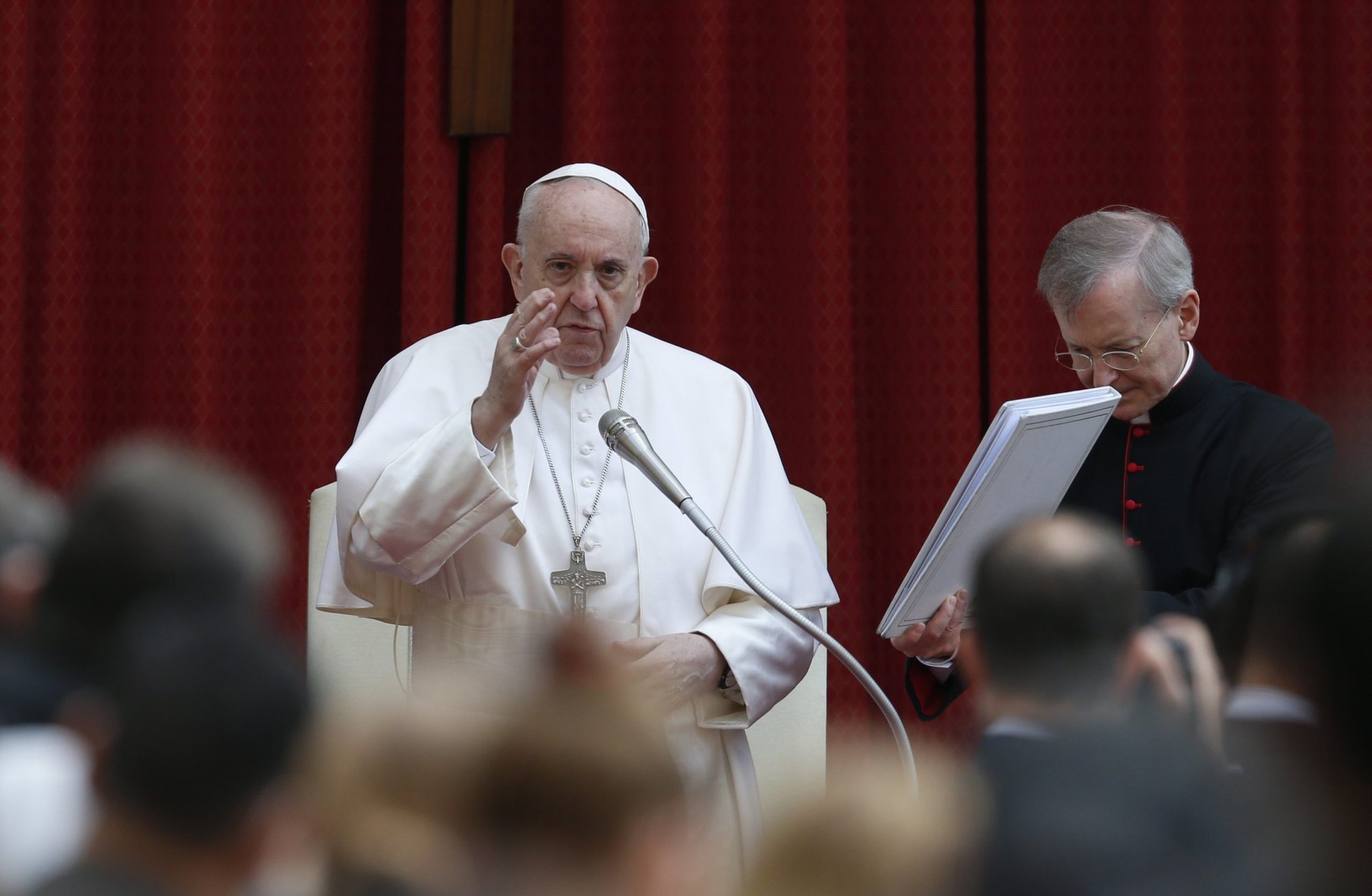 El Papa Francisco da una bendición mientras dirige a su audiencia general en el Patio de San Dámaso del Palacio Apostólico en el Vaticano el 9 de junio de 2021. (Foto cns/Paul Haring)