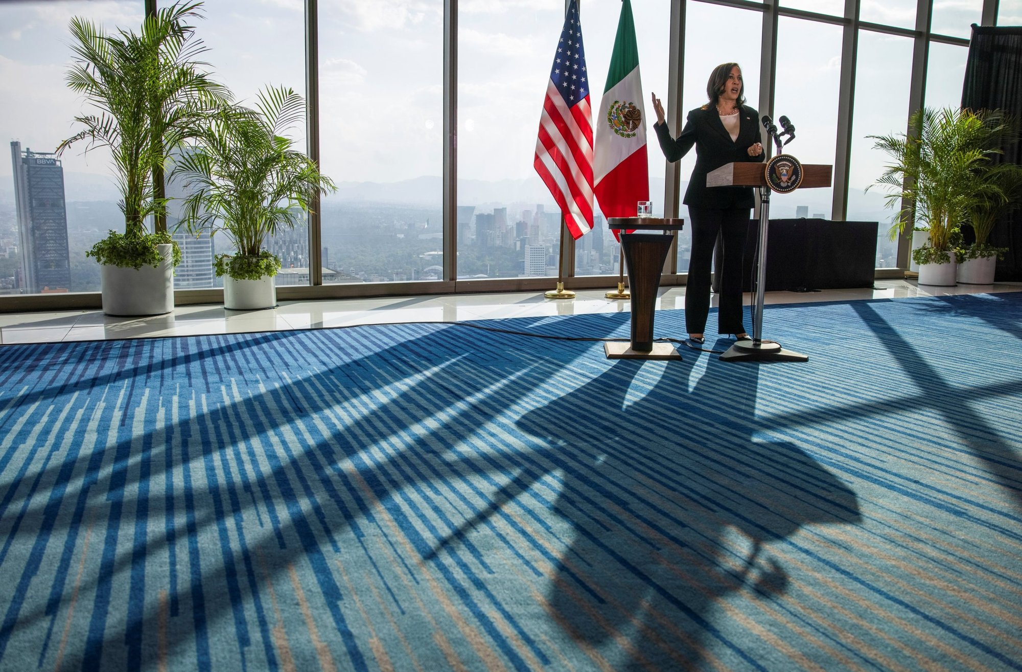 La vicepresidenta de Estados Unidos, Kamala Harris, ofrece un discurso durante una conferencia de prensa en el hotel Sofitel Mexico City Reforma en la Ciudad de México el 8 de junio de 2021. (Foto CNS/Carlos Barria, Reuters)