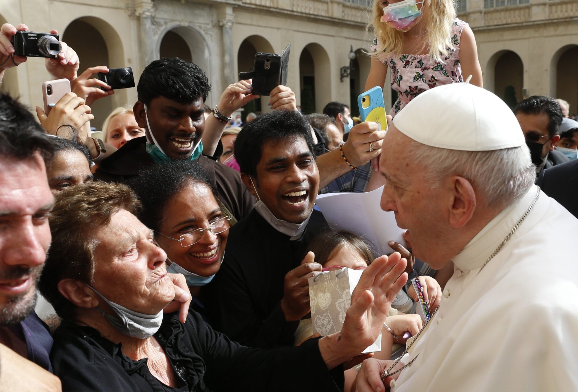 El Papa Francisco saluda a las personas durante su audiencia general en el Patio San Dámaso del Palacio Apostólico en el Vaticano el 23 de junio de 2021. El Papa comenzó una nueva serie de charlas de la audiencia centradas en la Carta de San Pablo a los Gálatas y sus lecciones sobre la evangelización, la fe y la libertad. (Foto cns/Paul Haring)