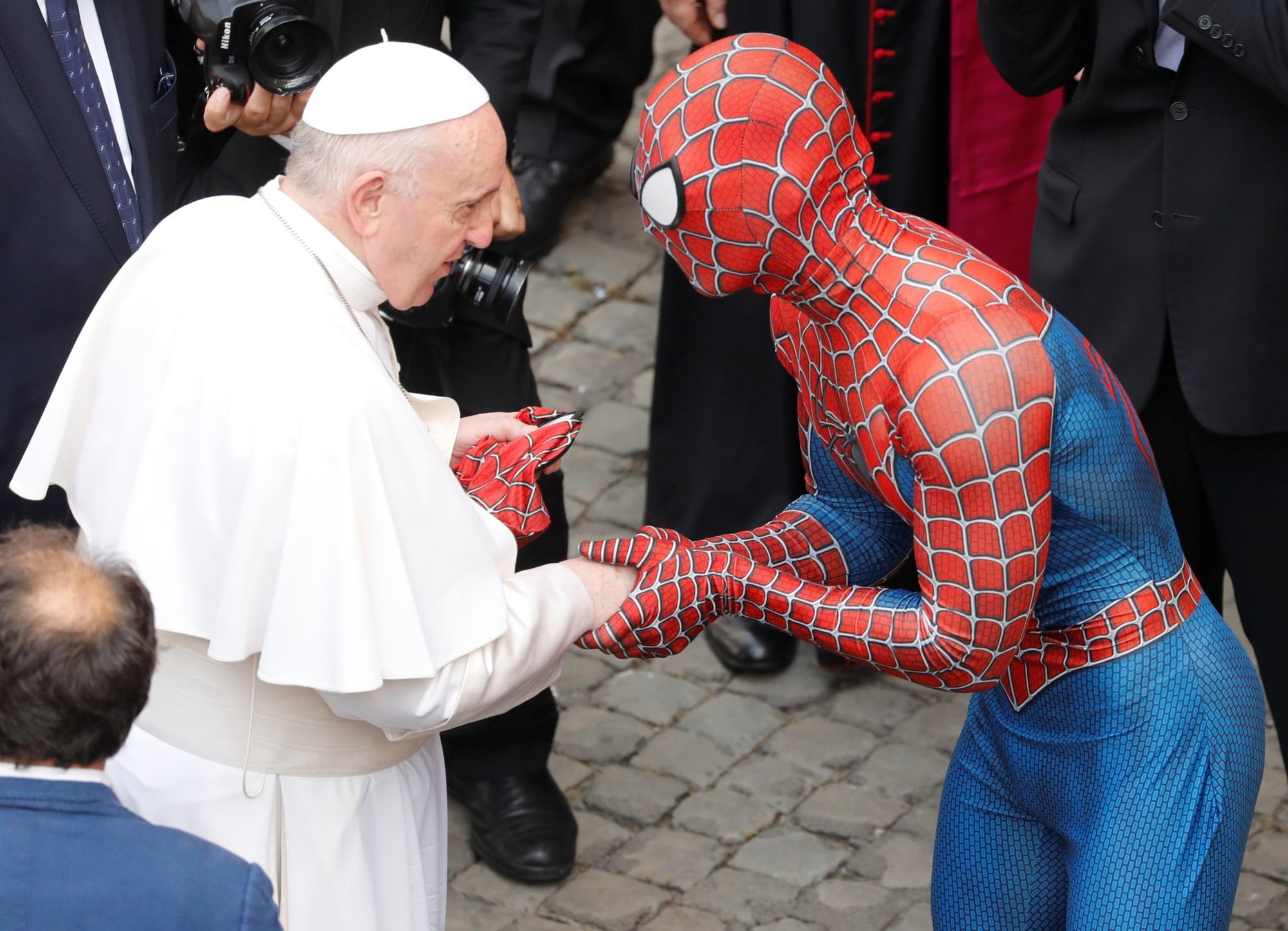 El papa Francisco saluda a Mattia Villardita, de 27 años, del norte de Italia, vestida de Spider-Man, durante su audiencia general en el Patio San Dámaso del Palacio Apostólico en el Vaticano el 23 de junio de 2021. (Foto CNS/Remo Casilli, Reuters)