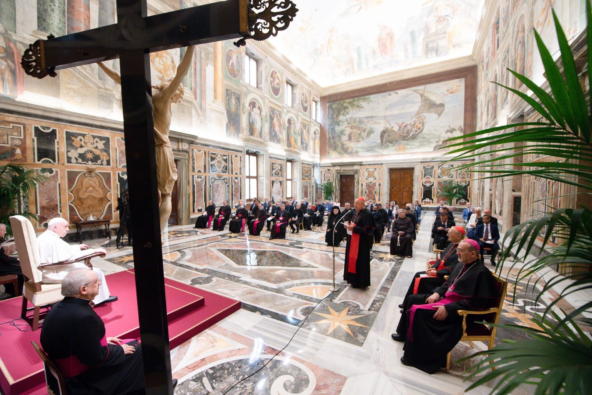 El papa Francisco escucha mientras el cardenal Leonardo Sandri, prefecto de la Congregación para las Iglesias Orientales, habla durante una audiencia con representantes de una coalición vaticana de agencias de financiación,conocida por sus siglas en italiano ROACO, en el Vaticano.(Foto CNS/Vatican Media)