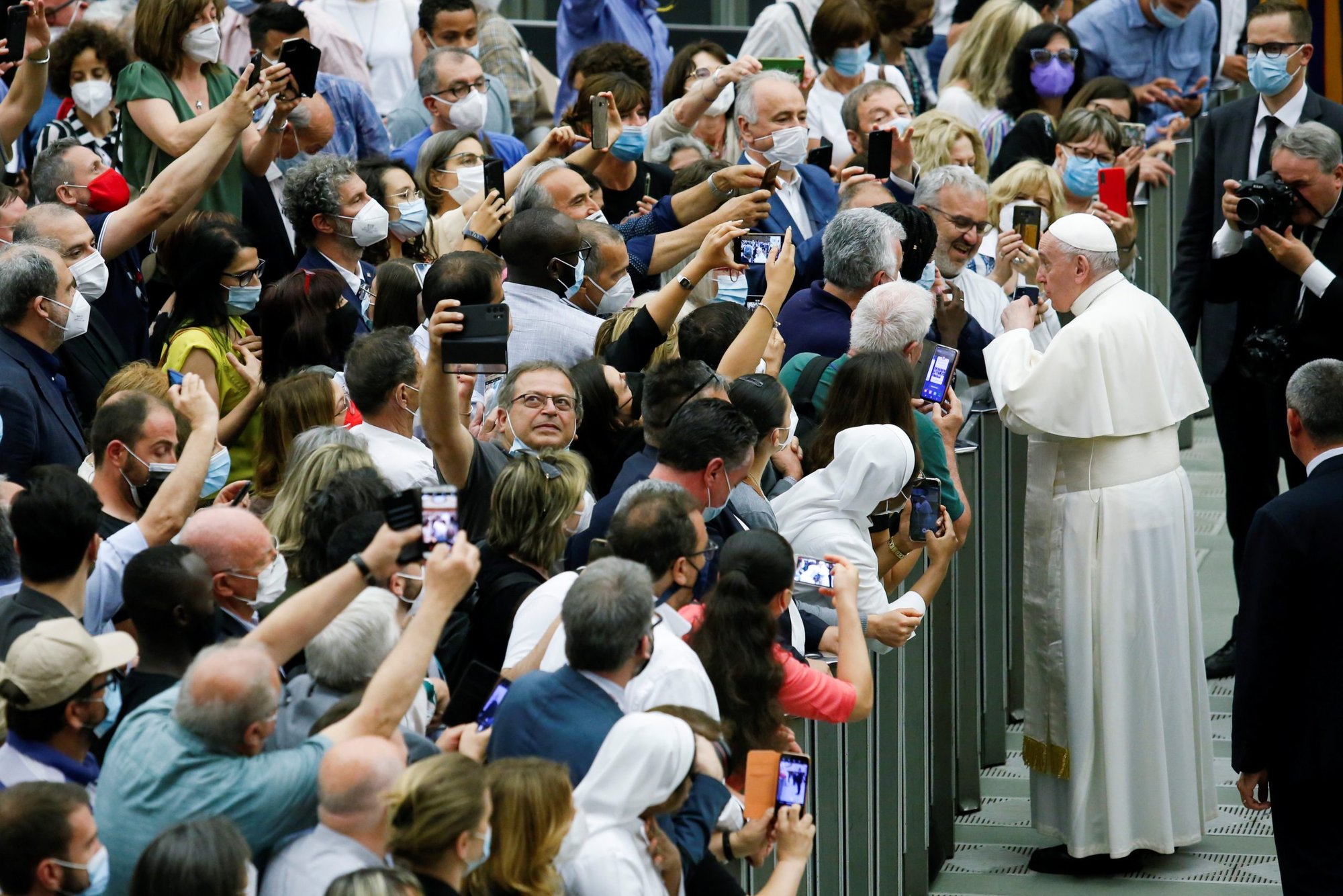 El Papa Francisco saluda a las personas durante un evento con motivo del 50 aniversario de la fundación de Caritas Italia, en el Vaticano el 26 de junio de 2021. (Foto CNS/Remo Casilli, Reuters)