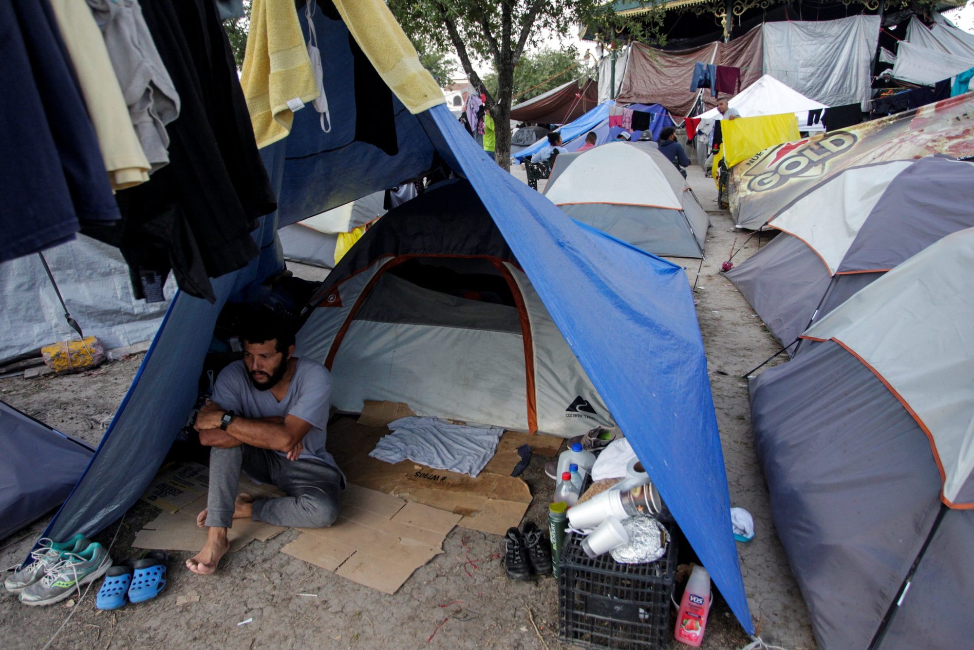 Un migrante solicitante de asilo se sienta dentro de una tienda de campaña en una plaza pública en Reynosa, México, donde cientos de migrantes se refugian, 9 de junio de 2021. El Papa Francisco ha escrito una carta al obispo Eugenio Lira Rugarcía de Matamoros condenando la reciente violencia de los cárteles de la droga en la ciudad fronteriza. (Foto CNS/Daniel Becerril, Reuters)
