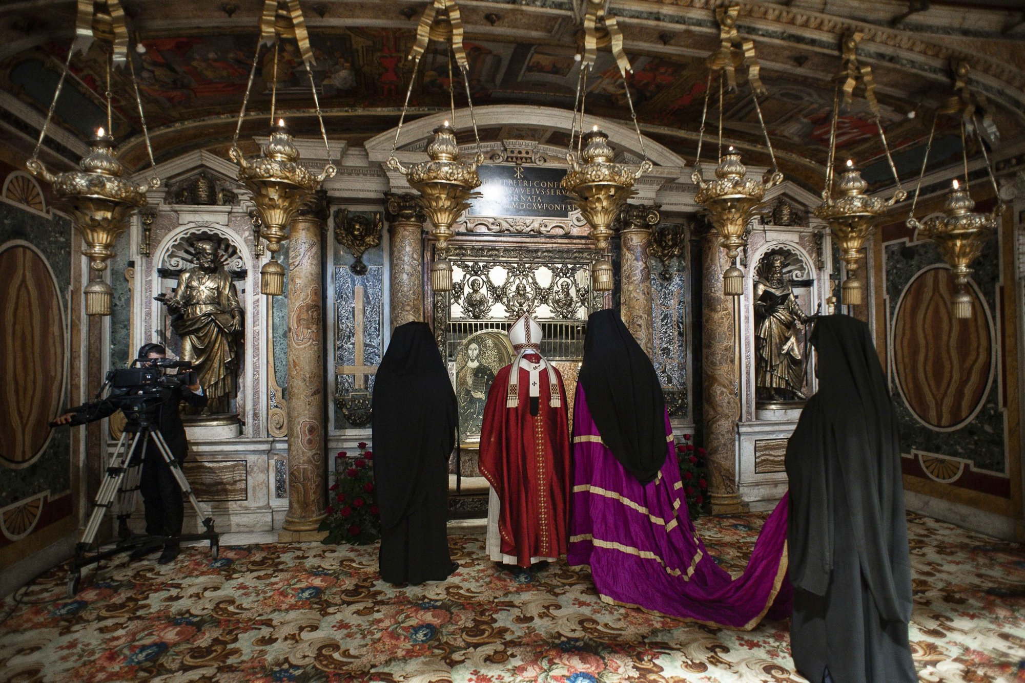 El Papa Francisco y representantes del Patriarcado Ecuménico de Constantinopla visitan la tumba de San Pedro al término de la misa en la fiesta de los Santos Pedro y Pablo en la Basílica de San Pedro en el Vaticano el 29 de junio de 2021. (Foto CNS/Vatican Media)