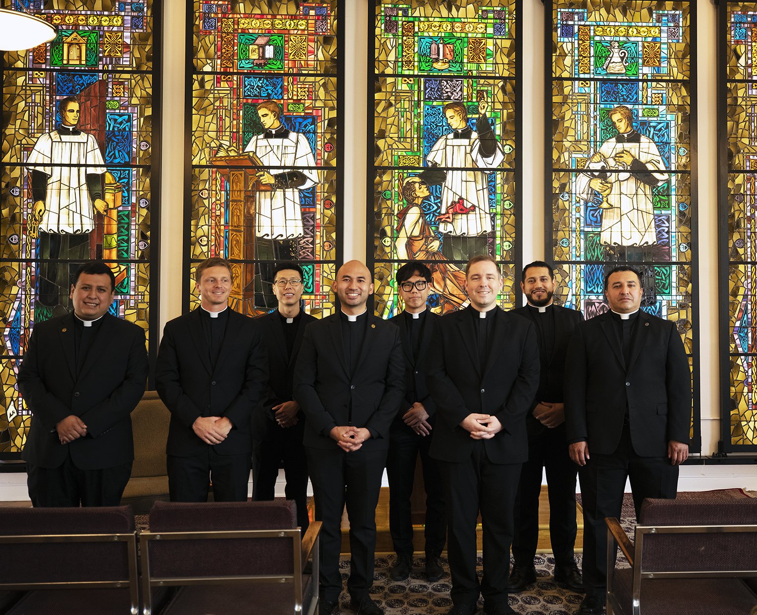Los ocho hombres que serán ordenados sacerdotes el 5 de junio de 2021 para la Arquidiócesis de Los Ángeles están en la foto del Seminario San Juan en Camarillo. (Víctor Alemán)