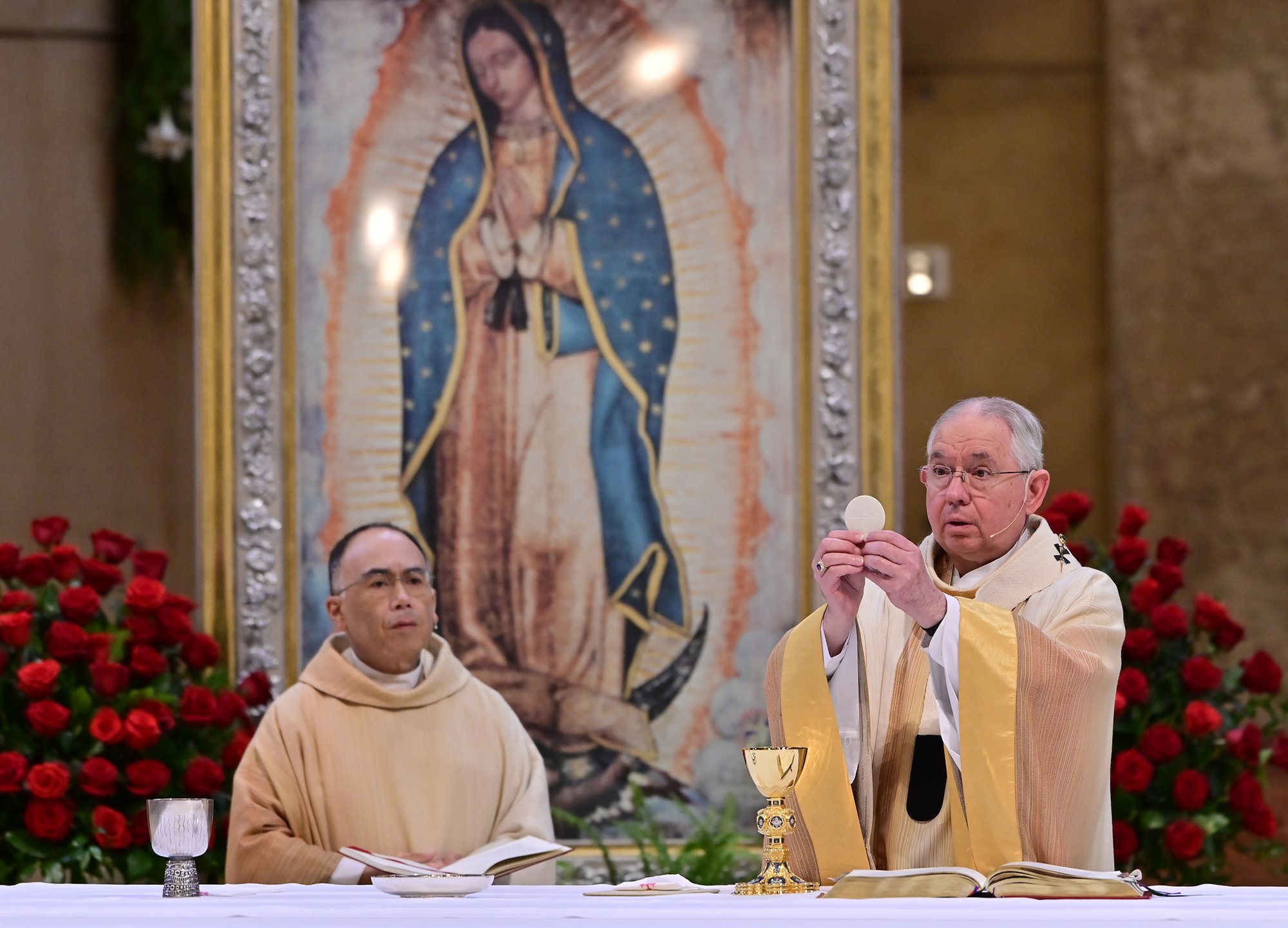 Monseñor José H. Gómez durante la consagración en la Misa del Día de la Madre en la Catedral de Nuestra Señora de los Ángeles el 10 de mayo de 2020. (Foto piscina/John McCoy)
