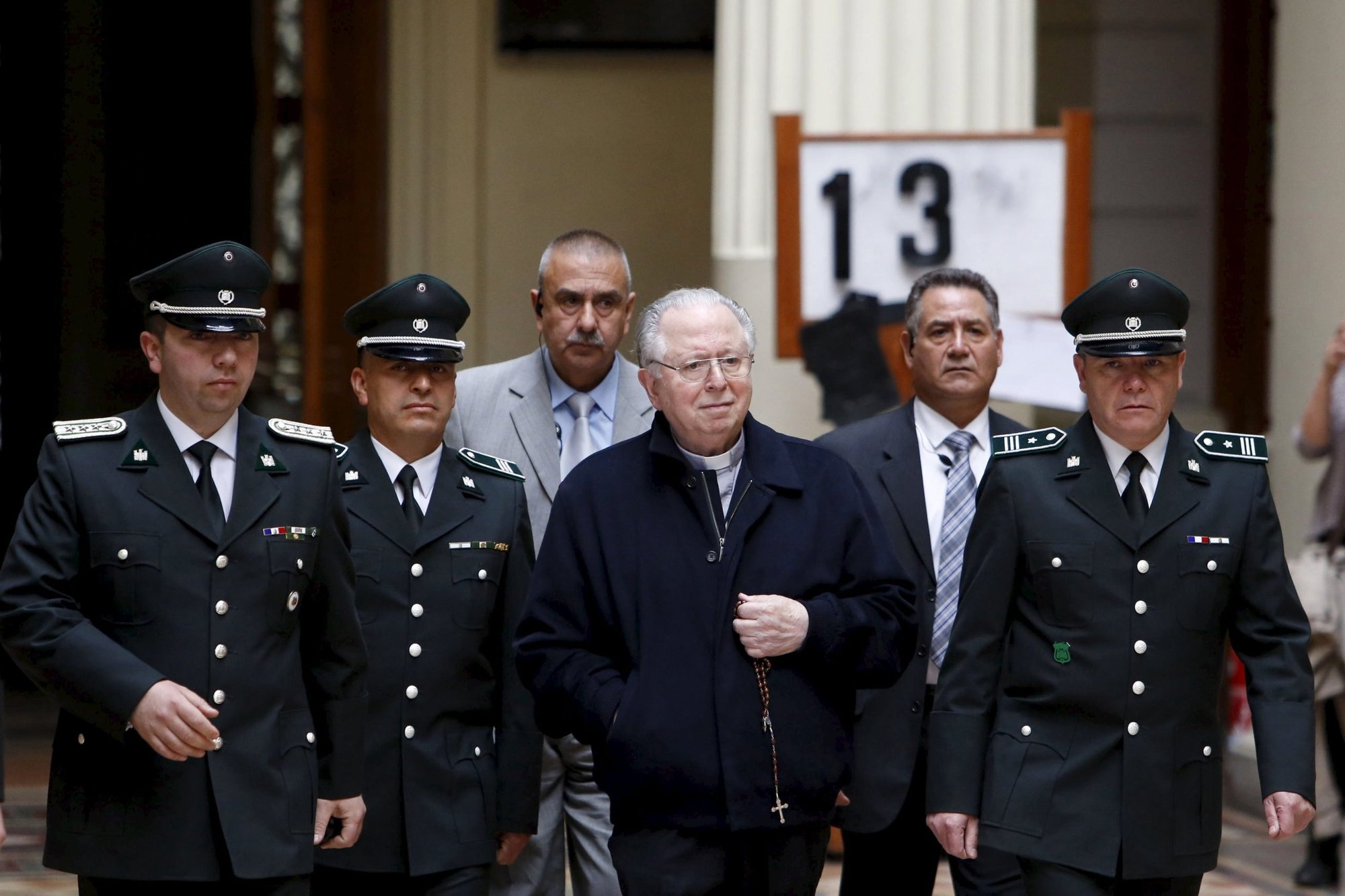 El exsacerdote chileno Fernando Karadima sale del edificio de la Corte Suprema en Santiago, Chile, el 11 de noviembre. El padre Karadima acudió al tribunal para ser interrogado en el marco de una demanda presentada contra la Iglesia católica por los abusos sexuales que habría cometido contra tres víctimas. El sacerdote ha negado las acusaciones de abuso, pero en 2011, una investigación del Vaticano lo encontró culpable de abusar de adolescentes durante muchos años y le ordenó retirarse a "una vida de oración y penitencia." (CNS photo/Carlos Vera, Reuters)