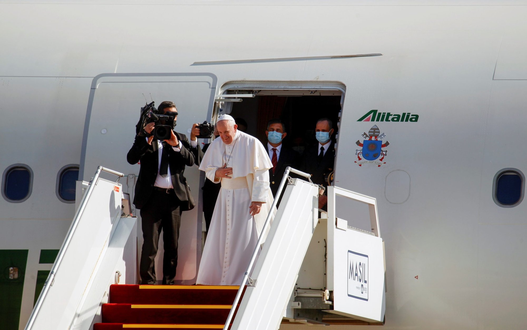 En esta foto de archivo, el Papa Francisco gesticula en la escalera del avión papal en el aeropuerto internacional de Bagdad el 8 de marzo de 2021, tras su visita a Irak del 5 al 8 de marzo. (CNS photo/Alaa Al-Marjani, Reuters)