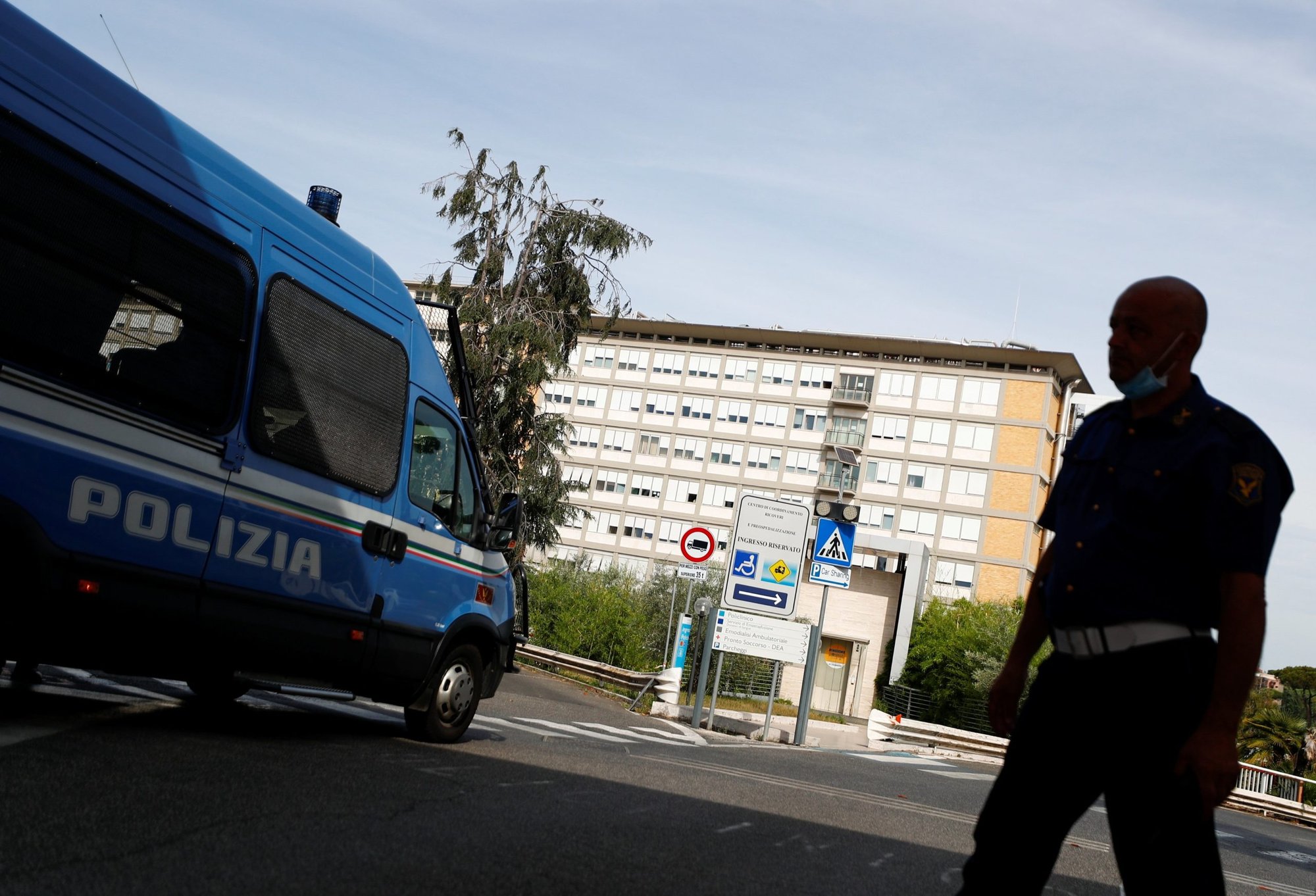 Un oficial de la policía italiana frente al hospital Gemelli en Roma, donde el Papa Francisco fue operado del colon el 4 de julio de 2021. (Foto CNS/Guglielmo Mangiapane, Reuters)