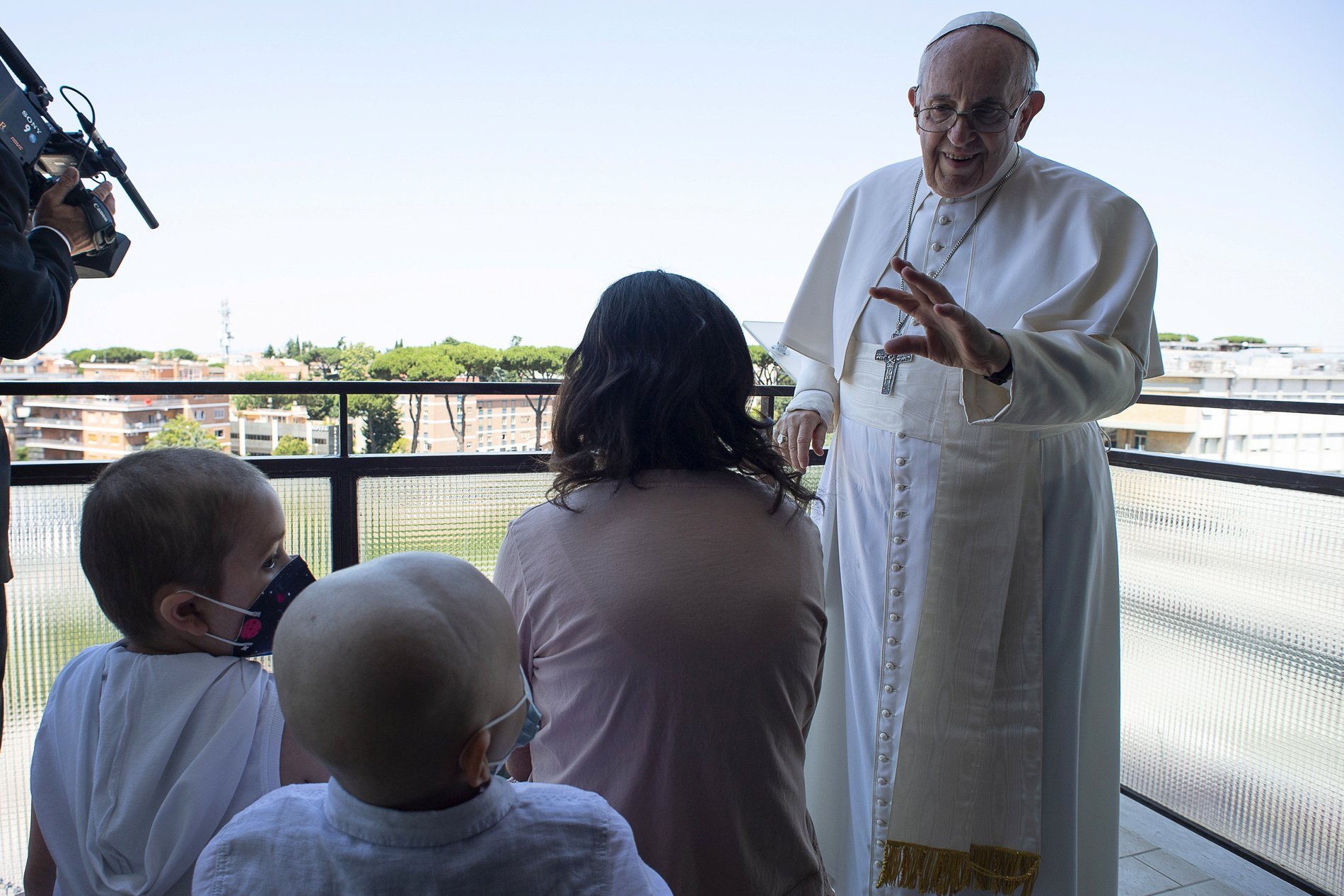 El Papa Francisco habla con jóvenes pacientes que se unieron a él en el balcón para dirigir el Ángelus en el hospital Gemelli de Roma el 11 de julio de 2021, mientras se recupera tras una operación de colon programada. (Foto CNS/Vatican Media vía Reuters)