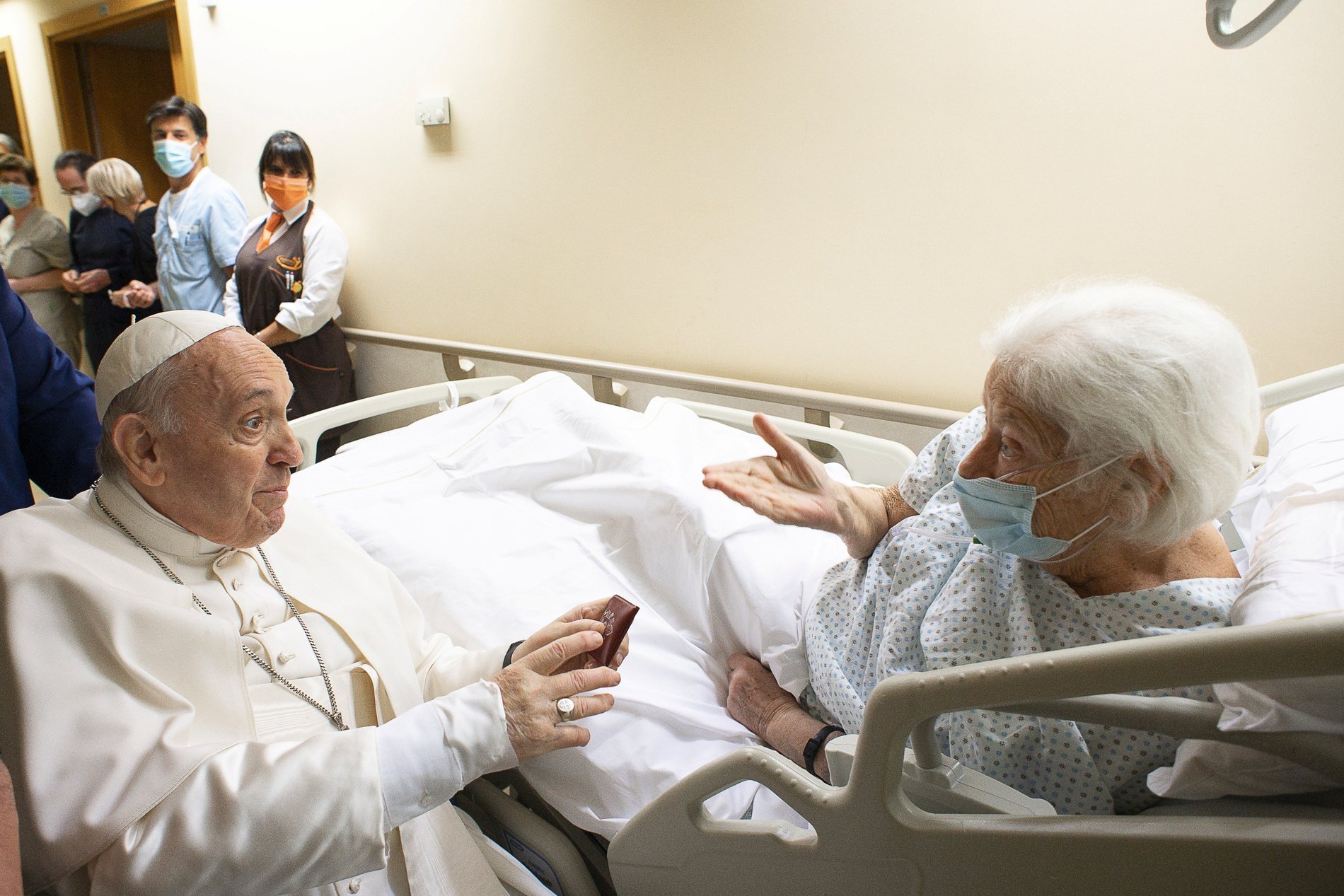 El Papa Francisco da un rosario a un paciente en el hospital Gemelli de Roma el 11 de julio de 2021, mientras se recupera tras una operación de colon programada. Antes, el Papa dirigió el Ángelus desde un balcón del hospital. (Foto CNS/Vatican Media vía Reuters)