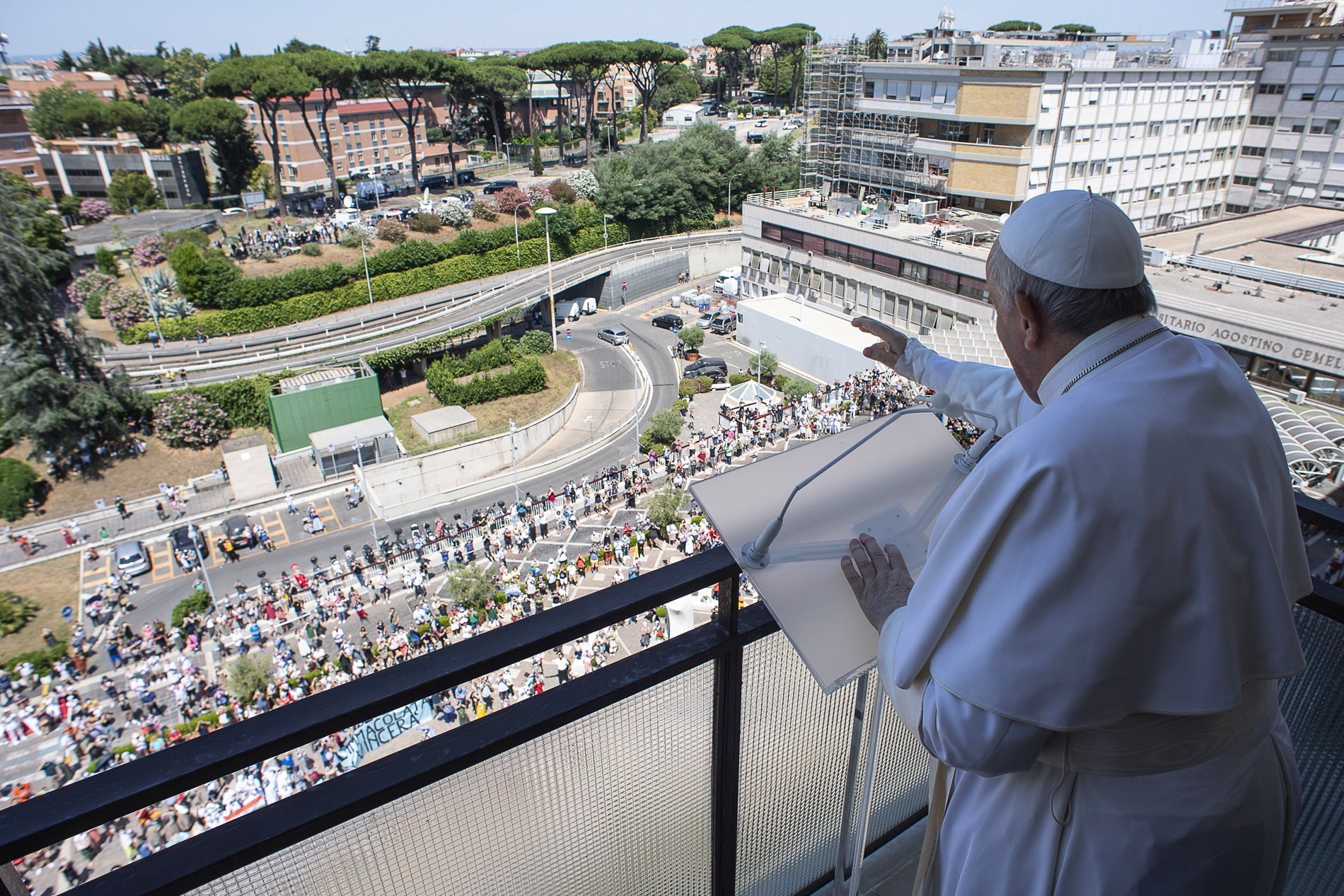El papa Francisco saluda a la multitud mientras antes de comenzar a rezar el Ángelus desde un balcón del hospital Gemelli en Roma el 11 de julio de 2021, mientras se recupera tras una cirugía de colon. (Foto CNS/Vatican Media vía Reuters)
