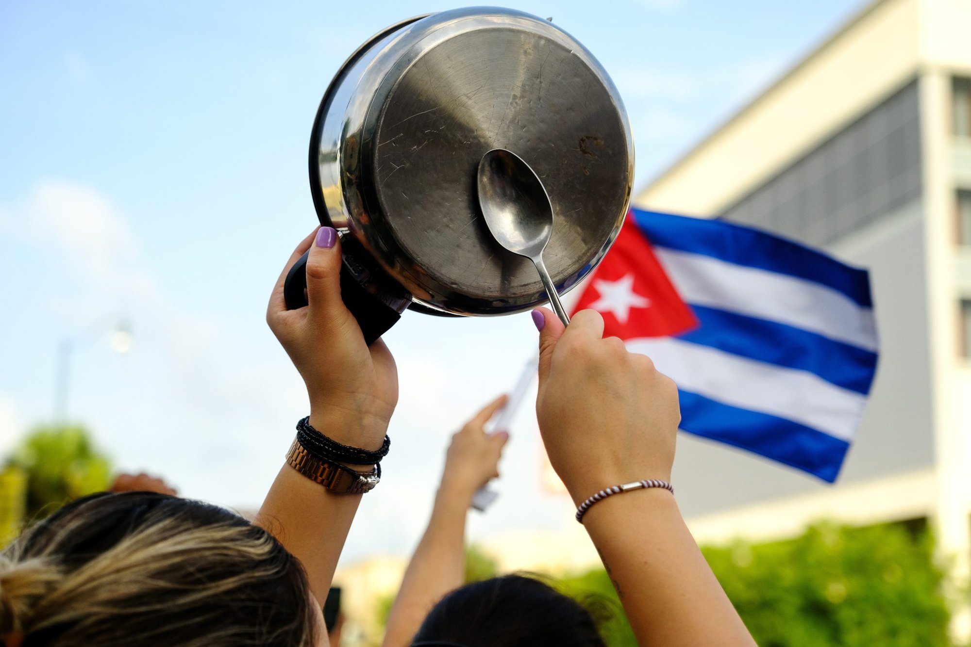 Un manifestante en el barrio de la Pequeña Habana de Miami golpea una olla el 12 de julio de 2021, mientras la gente se concentra en solidaridad con los manifestantes en Cuba. Imagen referencial. (CNS photo/Maria Alejandra Cardona, Reuters)