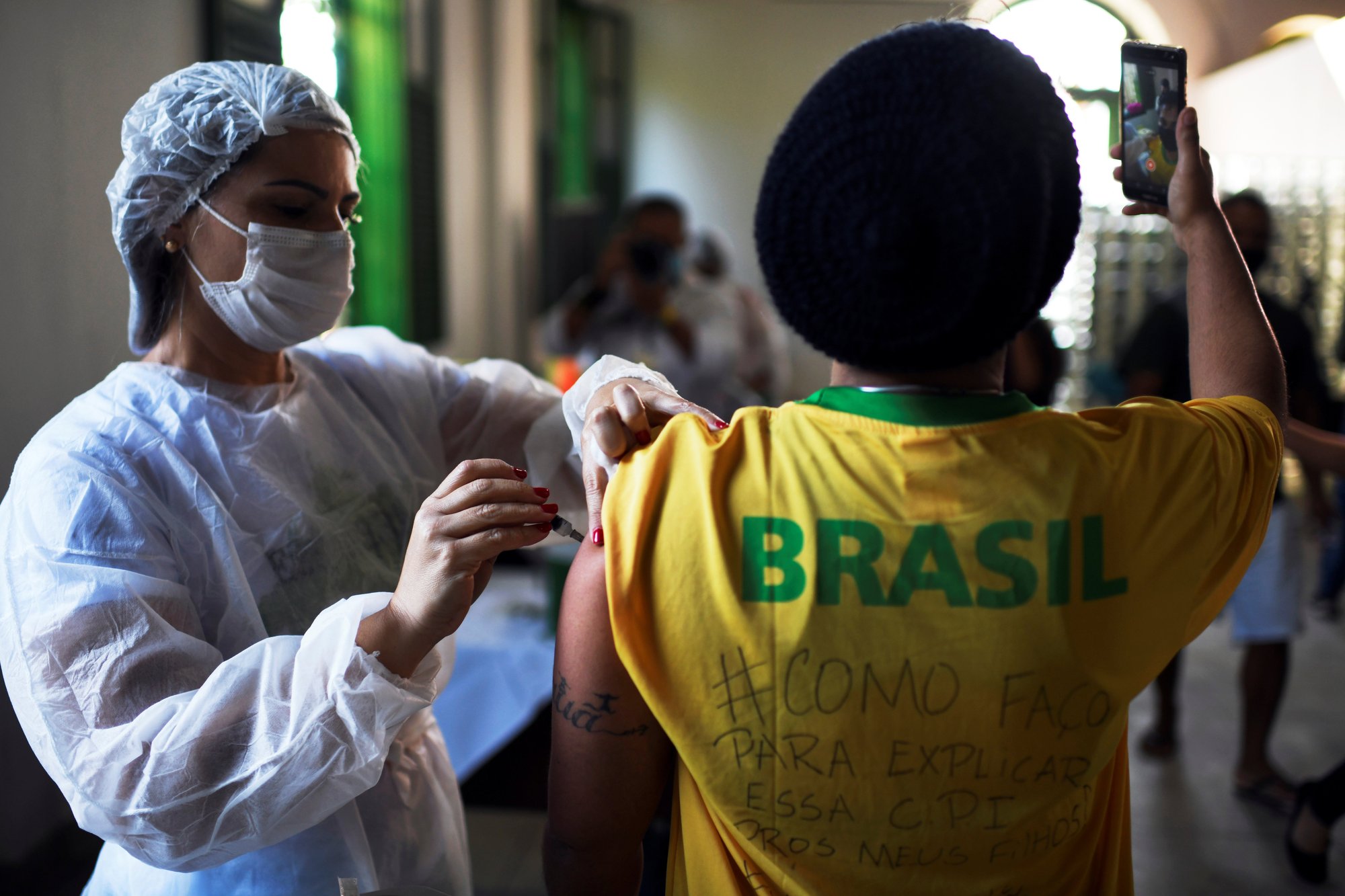 Una persona recibiendo una dosis de la vacuna Johnson & Johnson contra el COVID-19 se toma un selfie en Río de Janeiro el 10 de julio de 2021. La conferencia de obispos brasileños ha pedido una investigación sobre las compras gubernamentales de las vacunas contra el COVID-19. (Foto CNS/Lucas Landau, Reuters)