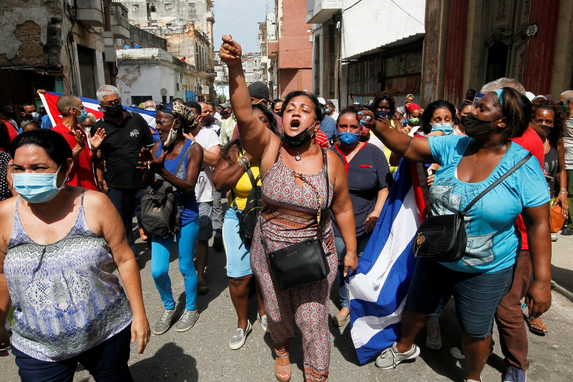 Partidarios del gobierno reaccionan durante protestas en La Habana el 11 de julio de 2021. Miles de cubanos salieron a las calles para manifestaciones antigubernamentales protestando la falta de alimentos y medicinas mientras el país pasa por una crisis económica agravada por la pandemia de COVID-19 y sanciones de Estados Unidos. (Foto CNS/Reuters)