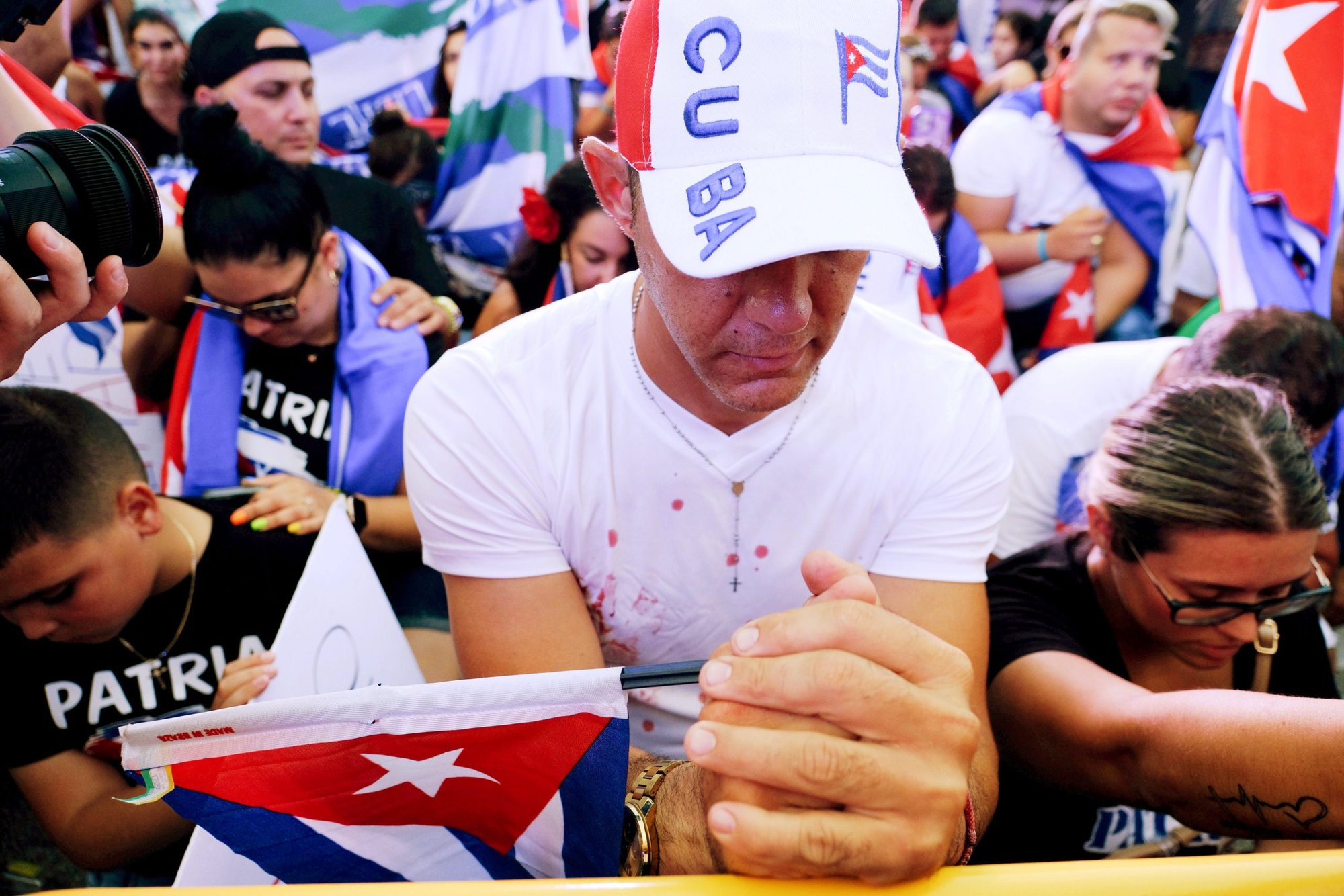 Personas en Miami rezan el 17 de julio de 2021, tras las protestas del 11 de julio en Cuba contra el gobierno y el deterioro de la economía. Imagen referencial. (Foto: CNS /Maria Alejandra Cardona, Reuters)