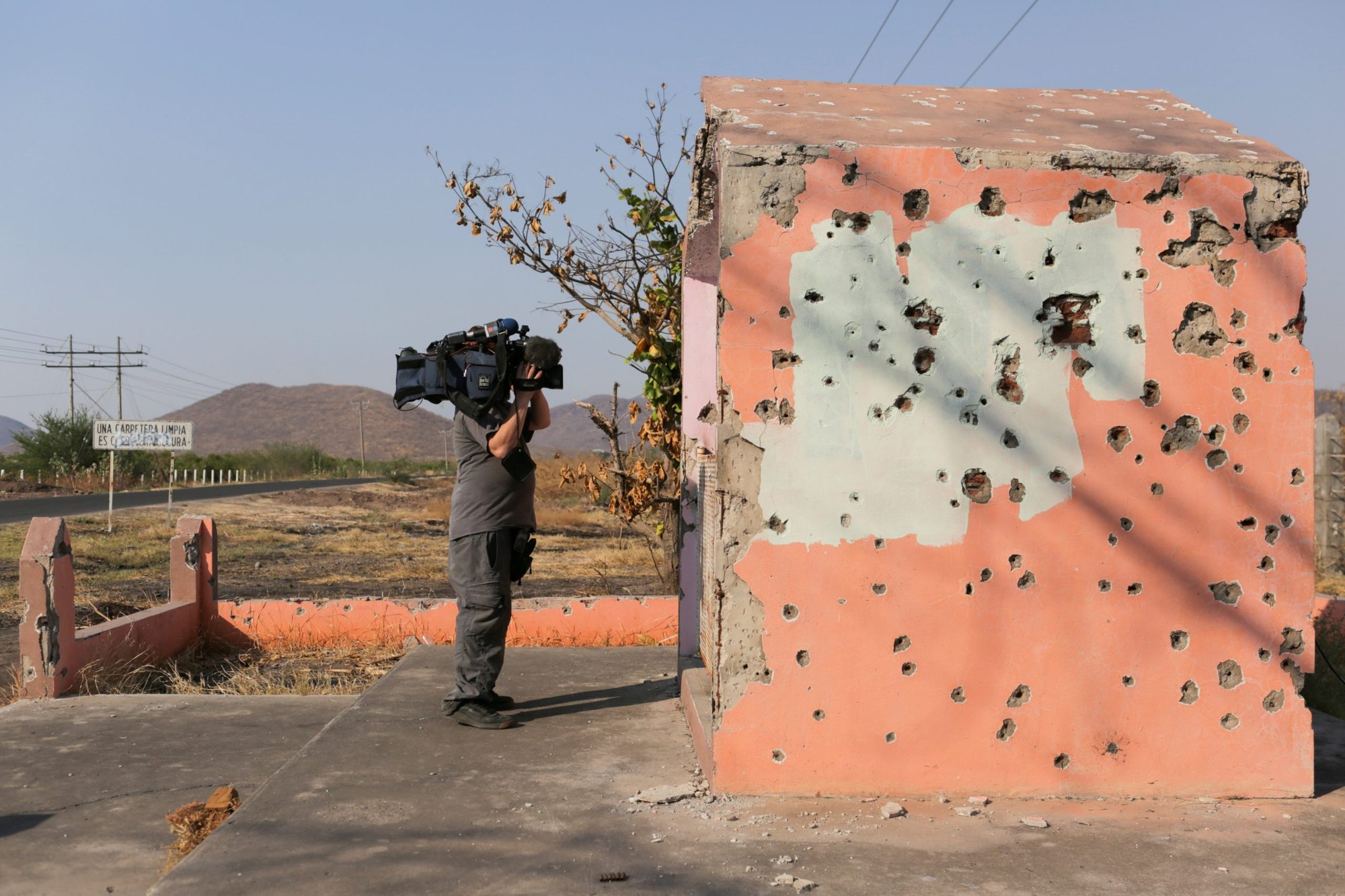 Un camarógrafo toma video de una capilla acribillada cerca de Aguililla, México, el 23 de abril de 2021. El papa Francisco envió una carta de aliento a los residentes de la ciudad mientras se enfrentan a la lucha contra los cárteles de la droga. (Foto del CNS/Alan Ortega, Reuters)