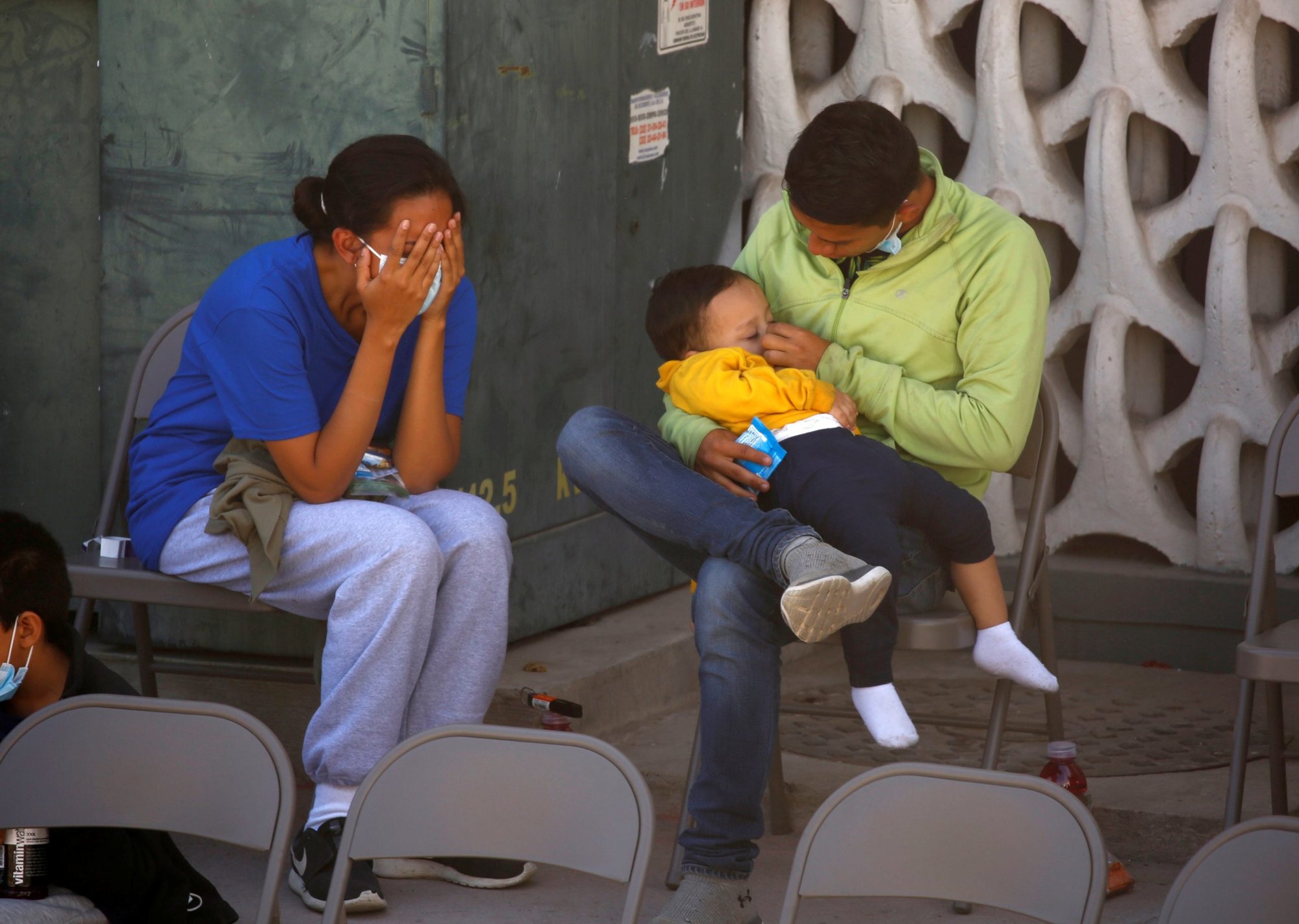 Una madre centroamericana deportada llora con su familia afuera del edificio del Instituto Nacional de Migración en Ciudad Juárez, México, el 5 de abril de 2021.(Foto CNS/José Luis González, Reuters)