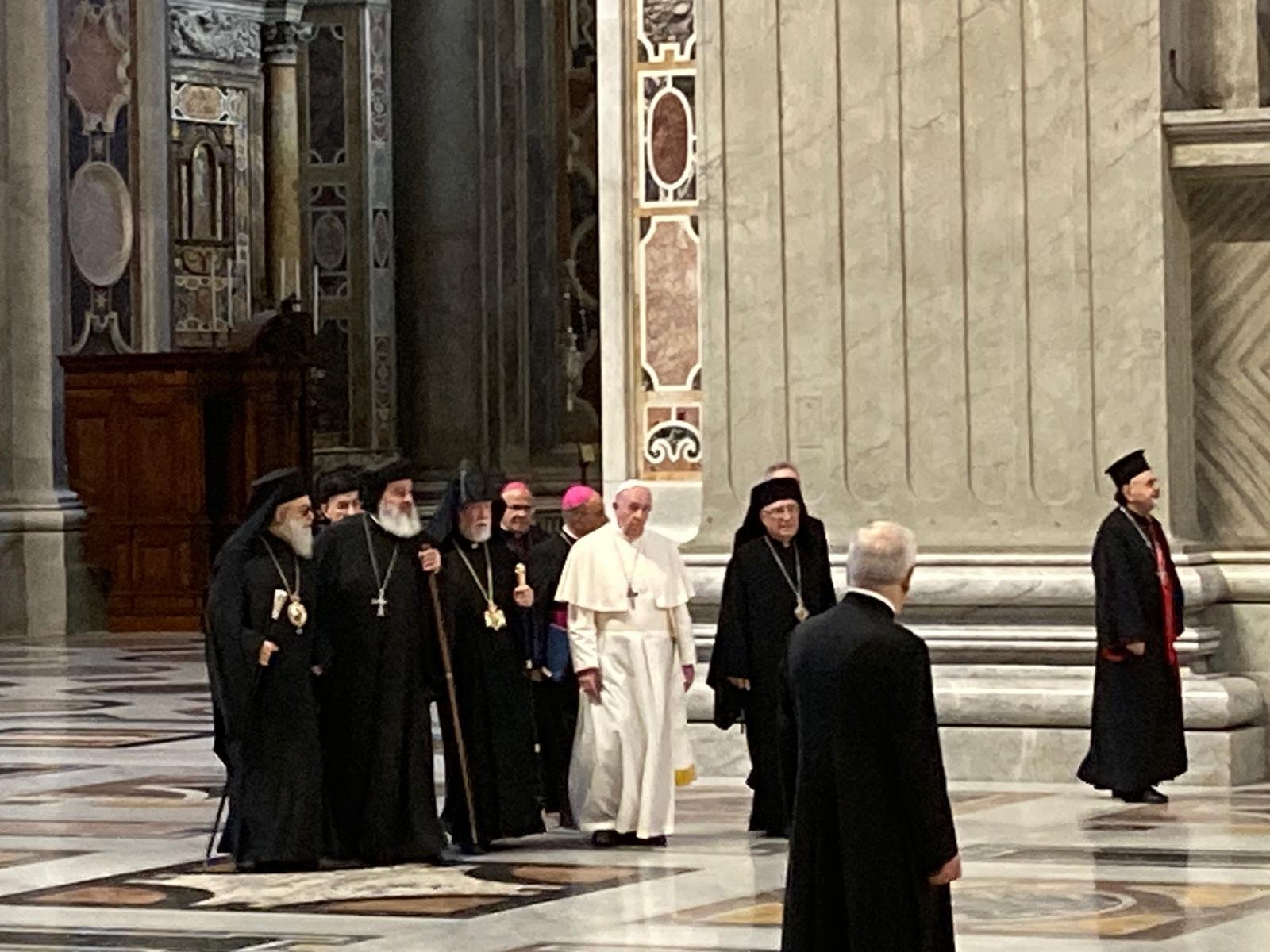 El Papa Francisco junto a los líderes cristianos del Líbano en la Basílica de San Pedro, el Jueves 1 de Julio, 2021. (Credito: Pool Aigav)