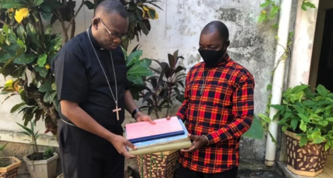 Paulo Matica entregando los documentos de la Iglesia en Palma al Obispo de Pemba, tras ataque de ISIS. Crédito: ACN.