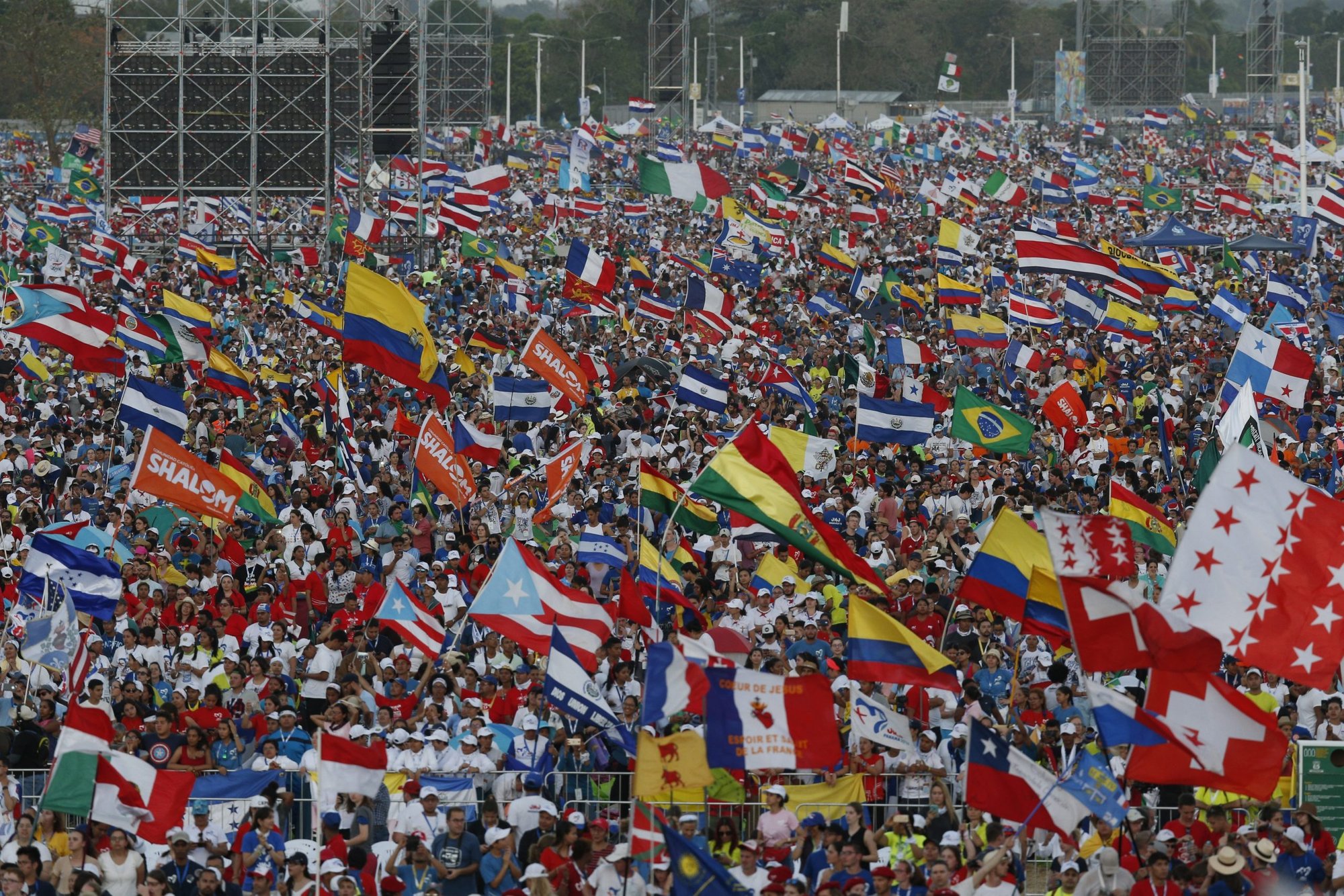 El Papa Francisco lidera la vigilia de oración de la Jornada Mundial de la Juventud en Ciudad de Panamá en esta foto de archivo del 26 de enero de 2019. Los jóvenes de Panamá pasarán la cruz de la Jornada Mundial de la Juventud a sus compañeros portugueses el 22 de noviembre al final de la misa del Papa Francisco por la fiesta de Cristo Rey. (Foto: CNS /Paul Haring)